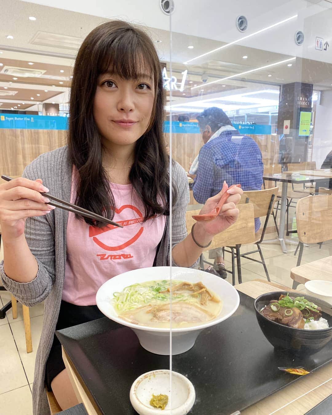 国友愛佳のインスタグラム：「本日、箱根のバイカーズパラダイスで開催される「#カタナマミレ」で、webオートバイチームも物販やります(*´▽｀*) というわけで、今回の担当、あいかつんはサービスエリアで朝からラーメンと角煮丼っ!!」