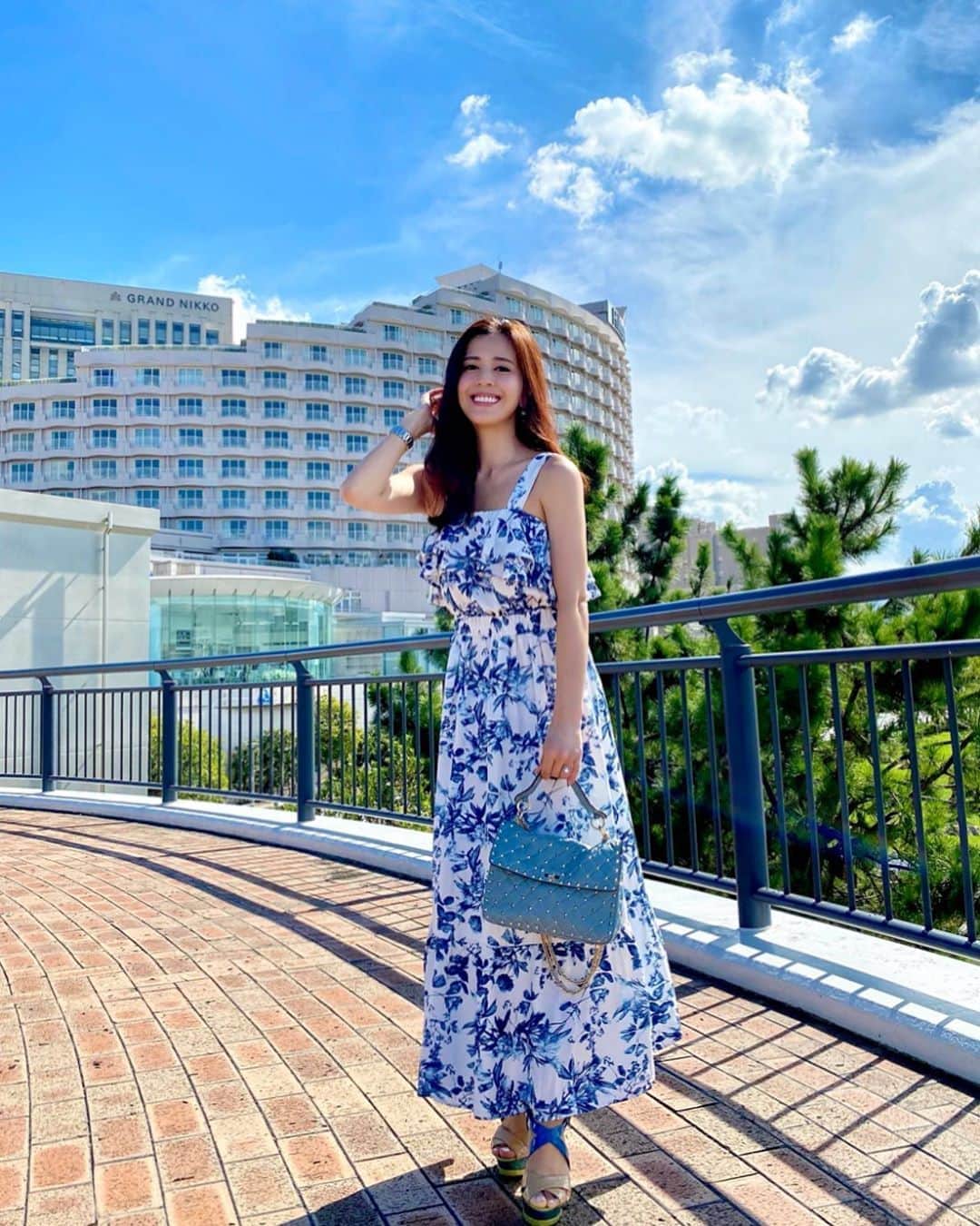 のインスタグラム：「. ちゃっかり#リゾートコーデ 👗💙🌴 . ここはお台場です😂 お天気が良くて暑過ぎた日🌞💦 . ヒルトン東京お台場に行ったので、 気分だけでもリゾートっぽいワンピにしました😊 . #instafashion  #cordinate  #fashion #155cm  #まりやコーデ  #コーディネート . onepiece #Ambient bag #VALENTINO shoes #Dior」