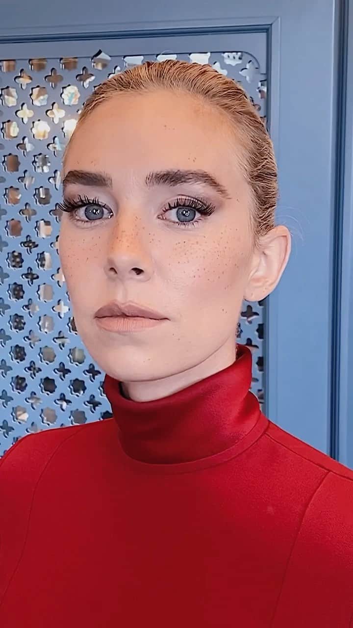 JO BAKERのインスタグラム：「V A N E S S A • K I R B Y 🇬🇧 Blown away by #vanessakirby  performance #piecesofawoman #vennicefilmfestival2020  Wearing @maisonvalentino @ryanhast  Hair @halleybrisker  #makeup by me #jobakermakeupartist 💋」