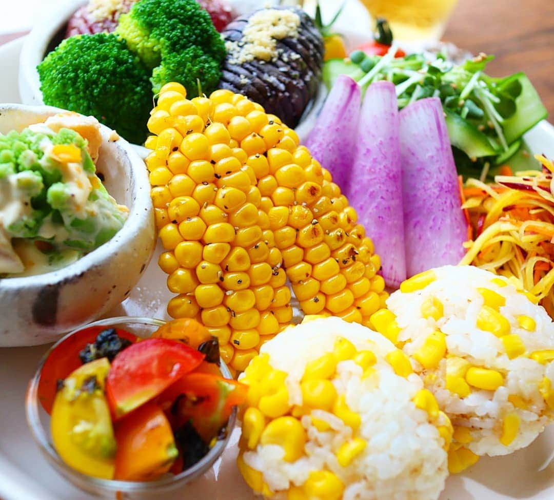 yukirichi119さんのインスタグラム写真 - (yukirichi119Instagram)「2020/09/06(日) #2020ゆきりちおうちごはん ＊ 野菜だらけのワンプレートご飯で おはようございます🌞😊🌞 ＊ 野菜大好きだから お皿に並べてるの楽しくなってきちゃって。 カラフル野菜楽しいな、 野菜だらけのカフェでもやろーかな。 なんてな😂😂😂 ＊ 北海道食材を 生産地よりLIVE配信で販売してる 『NORD MARCHE(ノールマルシェ)』  ( @nord_marche )さんから 今日9時からLIVE配信予定の 北海道江別市のアンビシャスファームさんの 新鮮カラフル野菜を ひと足お先にいただきましたー✨ ＊ 🍅ミニトマト(キャロルパッション) 🥦ブロッコリー＆ロマネスコ 🌽とうきび(恵味ゴールド) 🥕にんじん(アロマレッド・金美・パープルスティック) 🥔新じゃがいも(シャドークイーン・ノーザンルビー) ＊ 早速食べたよー!!! なんてったって ひとつひとつかわいいのよ😍 オススメの食べ方やレシピも入ってて すっごいワクワクさん⤴︎⤴ ＊ 新じゃがいもの シャドークイーンとノーザンルビーは はじめまして😀🖐Nice to meet you. だったんだけど、 もちもちしてて甘くて めちゃめちゃ美味しかったーーー😋✨ ＊ 気になったら 今日のLIVE配信9時〜だからチェックしてみてね😘 @nord_marche さんの プロフリンクから飛べるよ🤗 配信が終わっても 新鮮カラフル野菜買えちゃうから 必ずチェックだよーーー☝️ --------------------------------------------------- ゆきりち。著書📕は、1冊目も2冊目も プロフ( @yukirichi119 )のリンクから Amazonに飛べます📖 おうち時間にぜひぜひ🤗 ------------------------------------------------ #見てね #live配信 #北海道江別市 #江別市 #北海道 #アンビシャスファーム #朝ご飯 #朝ごはん #breakfast #ノールマルシェ #nordmarche #goodmorning #ふたりのマルシェ #おうちカフェ #おうちご飯 #カラフル野菜 #ハッセルバックポテト #健康ごはん #恵味ゴールド #シャドークイーン #ノーザンルビー #ロマネスコ #北海道グルメ #ワンプレート #ワンプレートごはん #PR #野菜たっぷり #新鮮野菜 #北海道食材」9月6日 7時46分 - yukirichi119