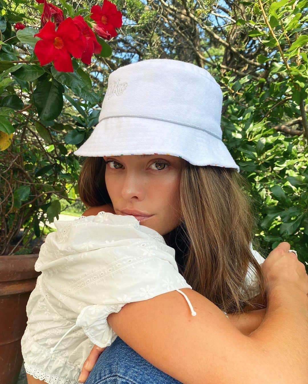 ニーナ・アグダルのインスタグラム：「Bucket hats forever ❤️🧡💛💚 cus then I don’t have to wash my hair as often.」