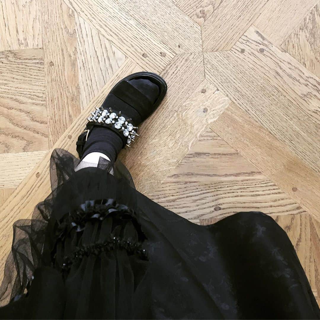 のインスタグラム：「Today’s outfit  Sandals: Marni Skirt: Comme des Garçons  お気に入りのマルニのキラキラパンクサンダルとコムデギャルソンのスカートでロダン美術館へ。  #marni #jeweledsandals #sandals #skirt #commedesgarcons #black #noir #shoeholic #loveshoes #style #punk #fashion #ootd #mode #chaussures #今日のコーデ #マルニ #サンダル #スカート #コムデギャルソン #ブラック #靴好き #靴好き女子 #ファッション #スタイル #デザイナー #モード #パリ生活 #パンク #キラキラ」