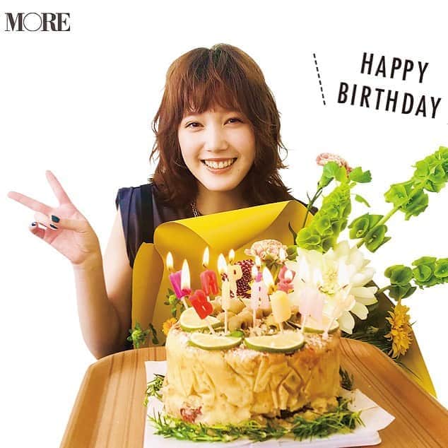 MOREさんのインスタグラム写真 - (MOREInstagram)「本田翼がひざから崩れ落ちた、誕生日サプライズ！【MORE10月号オフショットをお届け♡】実際は6月がお誕生日だったのですが、7月の撮影でばっさーをお祝い。お・め・で・と・うの文字を貼ったフェイスシールドをつけたスタッフたちの登場に、ばっさーはひざから崩れ落ちるほどびっくりしてくれました（笑）。あらためて28歳、本当におめでとう!!  #MORE #moremagjp  #デイリーモア #のぼり坂OL #モデル #model #本田翼 #ばっさー #モアモデル #モデルのデジレポ #オフショット #撮影」9月6日 8時06分 - moremagjp