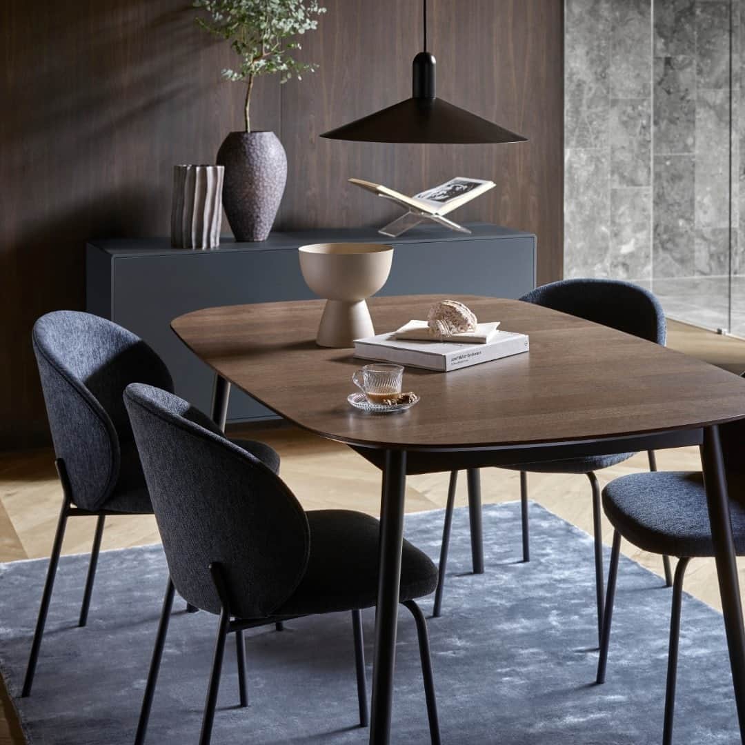 BoConceptさんのインスタグラム写真 - (BoConceptInstagram)「“Extraordinary is Always in Style” with our new dining additions: the Kingston table and Princeton chair.   Both arrive with soft organic curves and a range of material options.   Try them in your local store or customise them now on boconcept.com.  Kingston table from £1,099 Princeton chair from £469 Aerial lamp £179  #boconcept #liveekstraordinaer #diningroom #diningroomdecor #diningtable #diningchair」9月6日 8時00分 - boconcept_official