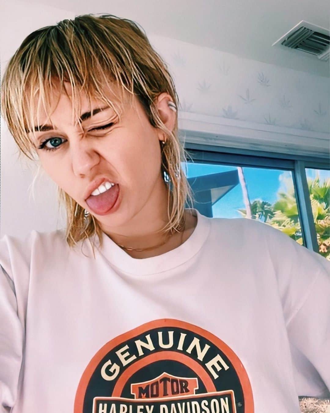 Teen Vogueさんのインスタグラム写真 - (Teen VogueInstagram)「Miley Cyrus has two words to describe going through a divorce in the public eye: it "f*cking sucked." Miley opens up about the aftermath of her divorce at the link in bio.」9月6日 8時00分 - teenvogue
