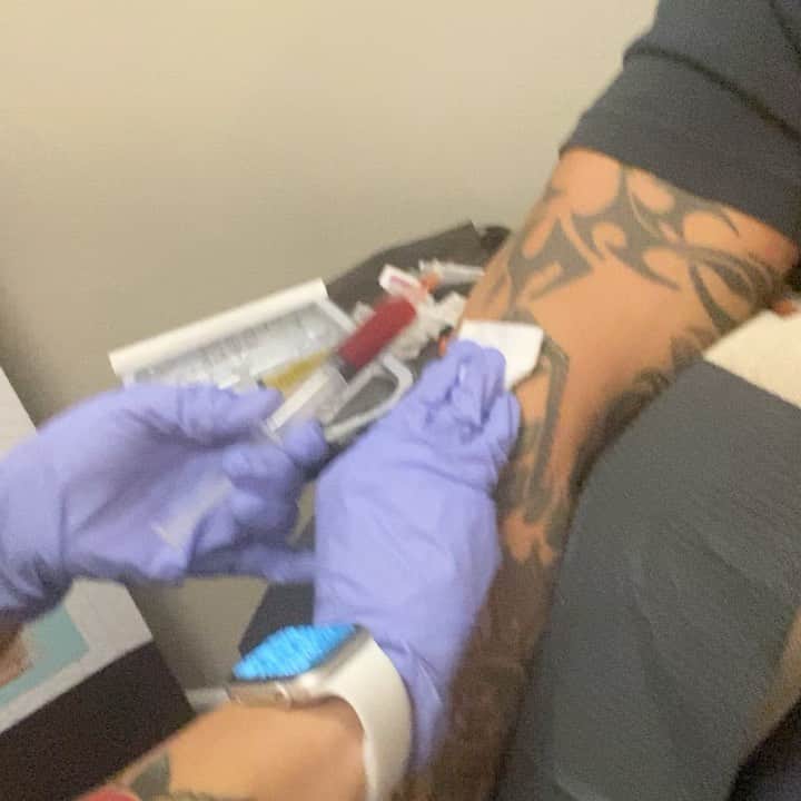 レイ・ミステリオ・ジュニアのインスタグラム：「Had some #PRP done today on my torn tricep.  🙏🏼 & much 💙 to @thelabprc for always taking care of me & my family!」