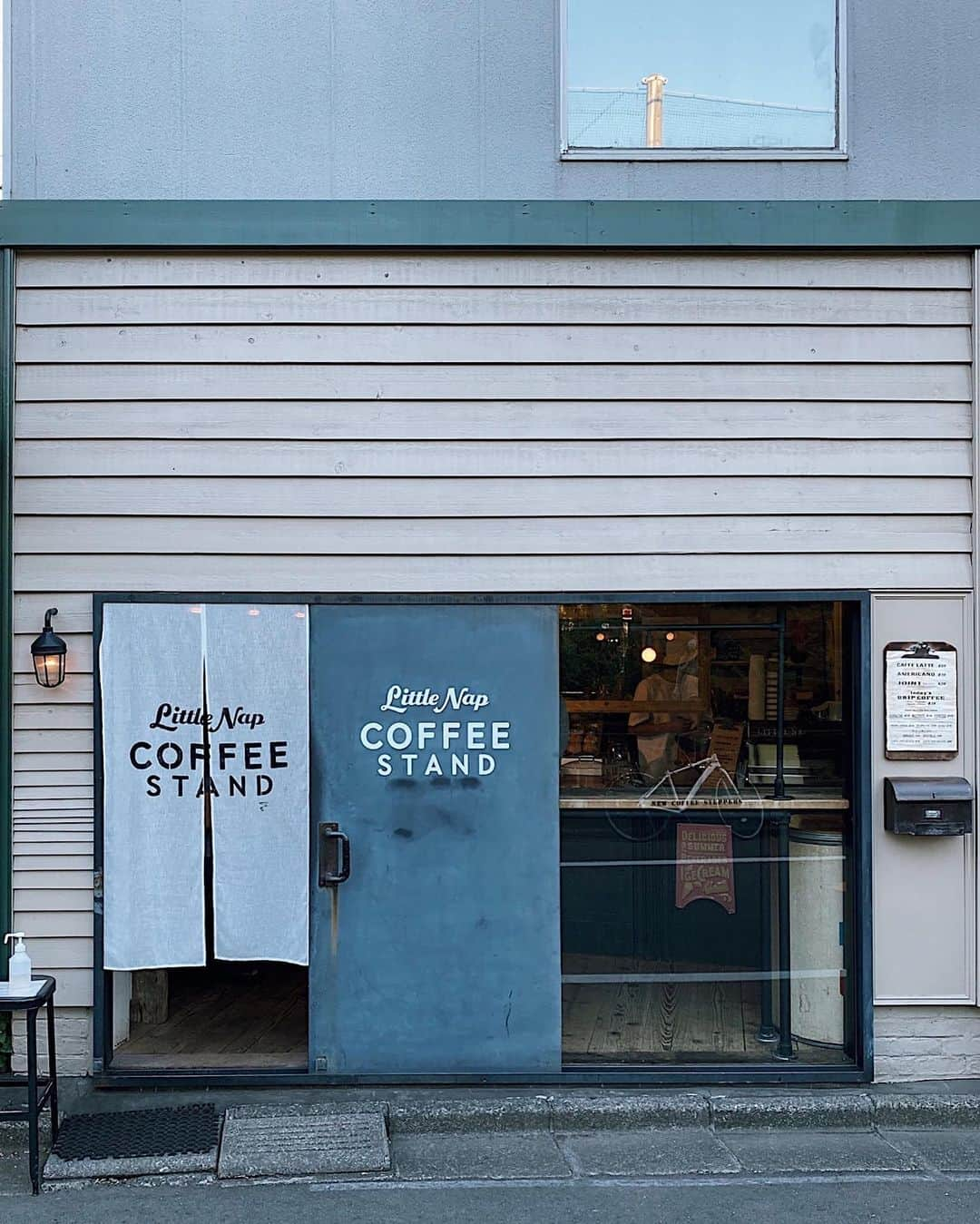 C A F E L O V E Rさんのインスタグラム写真 - (C A F E L O V E RInstagram)「Little Nap COFFEE STAND//代々木公園 ビンテージ感溢れるおしゃれなコーヒースタンド☕️ 目の前が代々木公園なので テイクアウトしてお散歩がてら おいしいコーヒーを飲むのもおすすめ🌳  #littlenapcoffeestarnd #リトルナップコーヒースタンド  ※営業状況やメニューなど詳細は、 各アカウントでご確認ください それぞれができる形で大好きなカフェを応援しよう！ #コロナフードアクション」9月6日 8時17分 - _cafelover_