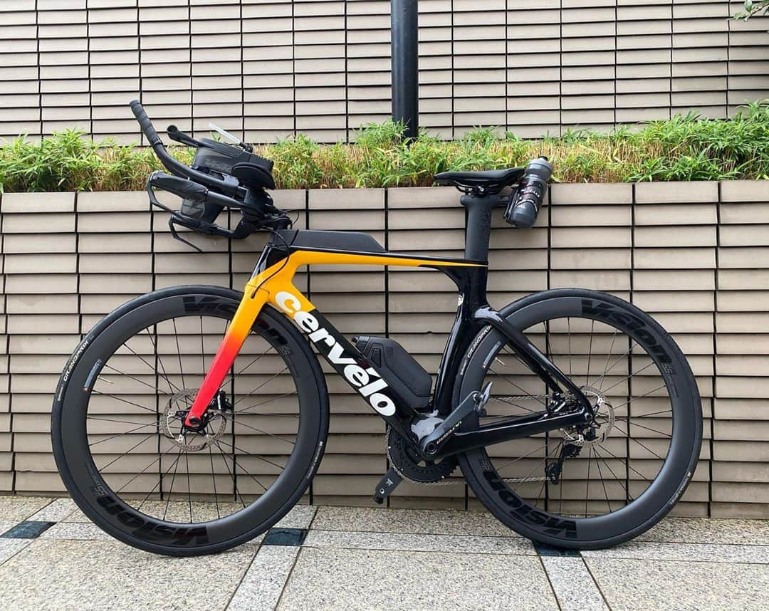 松田丈志さんのインスタグラム写真 - (松田丈志Instagram)「新たな相棒 cervelo P-series @cervelo  @cervelojapan  この相棒と共に自身初の佐渡国際トライアスロンAタイプに挑戦する予定だったが… 中止となり、僕自身も次のレースが決まらない中でトレーニングへのモチベーションが保てない時期が続き、納車は数ヶ月も前なのに、今日初めて乗って来た🚴 いい感じ✨　 エアロポジションとった時の疾走感と尻使って回せる感が最高。 10月11日の99Tに向けて、時間はないが、やれるだけの事はやって挑む🏊‍♂️🚴🏃‍♂️」9月6日 8時32分 - tkc001