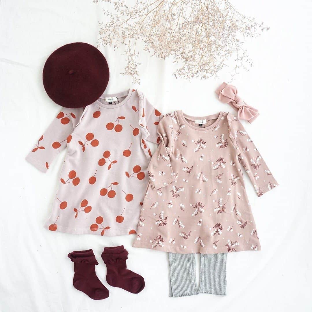 のインスタグラム：「【即日完売❣️再入荷📣肩フリル♪レトロ総柄ワンピース👗】 . やっぱり女の子に大人気👑 着心地ばつぐん♪総柄ワンピース🎀 . しかも今年の新作は✨ ちょっとレトロでとってもCUTE😍 . 販売スタートしてすぐに売りきれサイズ続出‼️ 再入荷してサイズが揃っている今がチャンスです🎉 . こんなに可愛くて1,900円👛 どちらの柄もGETするママさんも😉💕 . 姉妹おそろいでも選ばれてますよ😘 . 🍒肩フリル♪レトロ総柄ワンピース カラー：チェリー/スズラン サイズ：80/90/100/110 プライス：1,900円+tax . さぁ、今すぐ💡 プロフィール欄のURLからGO💨 べびちゅHP上部のバナー「秋の新作」からもチェックできますよ☝️ . . 📣合わせてチェック👀🌟 期間限定☝️ ポイントUPキャンペーン開催中🎉 . このチャンスに❣️ 今すぐ！ログインしてお買い物😘 . 💡会員様だけのお得なキャンペーンです。商品代金の５％をポイントでもらえます💡 . 今回貯めたポイントを使えば、これからまだまだ登場する新作アイテムがおトクにGETできちゃう😍 . まだ会員でない方は先に登録してね！30秒もかからないよ👍 . ポイントUPキャンペーンは、9月7日(月)23:59まで⏰ . カートに入れてるアイテムはありませんか❓ このチャンスに、欲しいものぜーんぶ一緒にGETしちゃお🧚‍♀✨ . . #ワンピース #秋の新作 #べびちゅ #babychu #ig_kidsphoto #ig_babyphoto #かわいい #子供服 #ベビー服 #親バカ部 #女の子 #男の子 #娘 #息子 #赤ちゃん #ベビーコーデ #キッズコーデ #ベビーファッション #キッズファッション #出産祝い #baby #babychujp #べびちゅstylingcollection #stayhome #おうち時間」