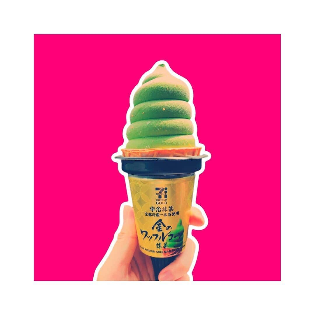 神崎れなさんのインスタグラム写真 - (神崎れなInstagram)「そういえば美味しかったなと思い出した💭🍦 おはようございます🌞  #夏　#アイス　#抹茶 #知覚過敏なので #いつもまずそうに食べるねと #言われてしまうのですが #心はすごく美味しがってる #笑　#けどおいしいを感じる前に #歯に染みるを乗り越えないと #いけないの #悲しい　#笑笑 #子供は羨ましい #思いっきり　#歯で噛んでみたい #よね　#ガブっと #25歳女性　#夏の終わり」9月6日 8時31分 - kanzakimon