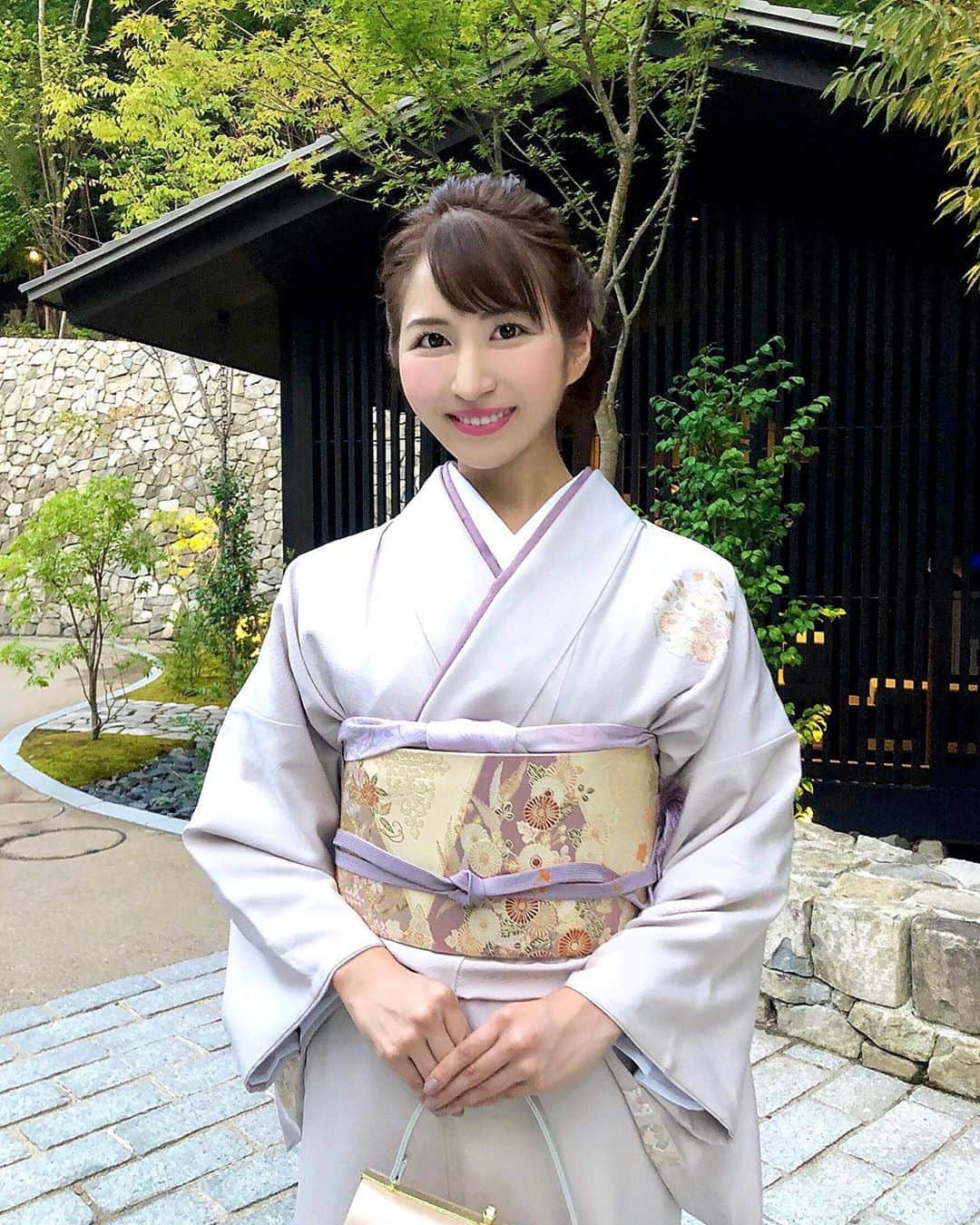 のインスタグラム：「👘🍃🤎𝑲𝑰𝑴𝑶𝑵𝑶 先日のお着物の全身😊💕swipe↪︎ 裾や帯にも紫色が使われていました✨ . 帯紐の、ワンポイントの銀杏は 先日のよりこちらのほうが見やすいです！ . . ライトグレーとパープルの相性 爽やかだけどクールな雰囲気もあって好きかも🤭💜 . . こちらはアマン京都の玄関✨ お部屋やお食事もとても素敵だったので また載せていきたいと思います🐾 . . #京都 #アマン #アマン京都 #京都散歩 #お茶会 #着物 #着物コーディネート #銀杏 #着物ヘア #着物女子 #和服 #グレーコーデ #京都観光 #京都旅行 #秋コーデ #パープルコーデ #着物好き #そうだ京都行こう #秋ですね #teaceremony #kimono #kyoto #kyotojapan #amankyoto #aman #amanresorts」
