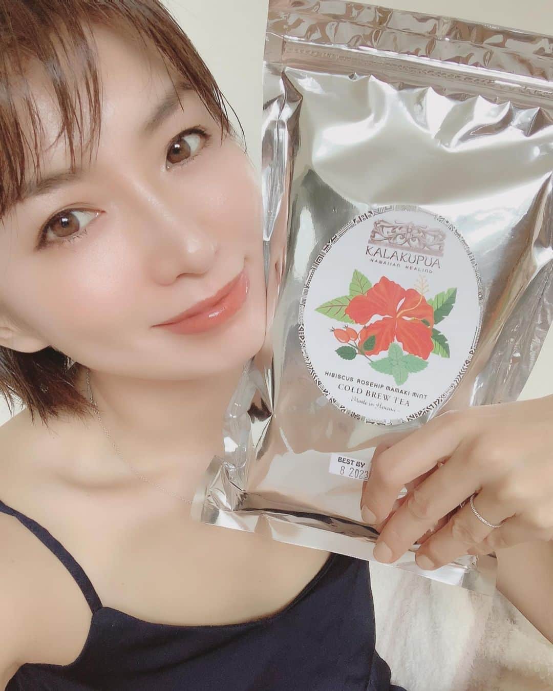 間瀬ゆきのインスタグラム：「昨日ストーリーに載せたら いくつかお問い合わせのあった ハイビスカス ローズヒップ ママキ ミントティ🌺  ハイビスカスは、ビタミンAとビタミンEがたっぷりで 疲れ目や美肌にいいそう❤  そして、植物酸（クエン酸、リンゴ酸、ハイビスカス酸） が炭水化物を食べても糖になりにくくしてくれて ダイエットにも効果が👏  ミネラル（鉄、カリウム）も豊富に含まれていて 体内のエネルギー代謝と新陳代謝を高め、 むくみ解消、疲労回復を促してくれます✨  ママキは、ハワイ固有のハーブ🌿 ハワイに自生するママキの葉は 古代の先住民が薬として利用してきたもの！ 聖なるハーブとも呼ばれ、 抗酸化作用が高くアンチエイジングが期待できるとも😳 さらに血圧、コレステロール値を下げ、 高血圧症の緩和やストレスを和らげる効果があるそう❤  しかもMade in Hawaii🌈  こりゃ、なんとも飲みたくなるでしょ😏  こんだけ効果あるのにおいしいの🥰  7パック入りで1600円だけど、 1パックで1.5リットル作れちゃうのでけっこうお得🉐  しかも水出しなので超楽チン🙌  美容のために水をたくさん飲むようにしてるんだけど どうせ飲むなら美容効果のある物を飲みたいよね😍  私は暑い時は気にせず冷たい物飲んじゃうんだけど 冷たい物は飲まない！という方は 常温でもおいしく飲めるよ😘  日本にも発送してくれるので気になる方は @kalakupuahawaii に問い合わせてみてください🙏  #肌キレイってたくさんDMもらった #ごめんなさい美肌加工してます #でも最近めっちゃ肌キレイになったのは事実  #beauty #美容 #美肌 #美肌ドリンク #美容効果 #ダイエット #産後ダイエット #ママキティー #madeinhawaii #ハワイ #hawaii #ハワイ旅行 #ハワイ土産」