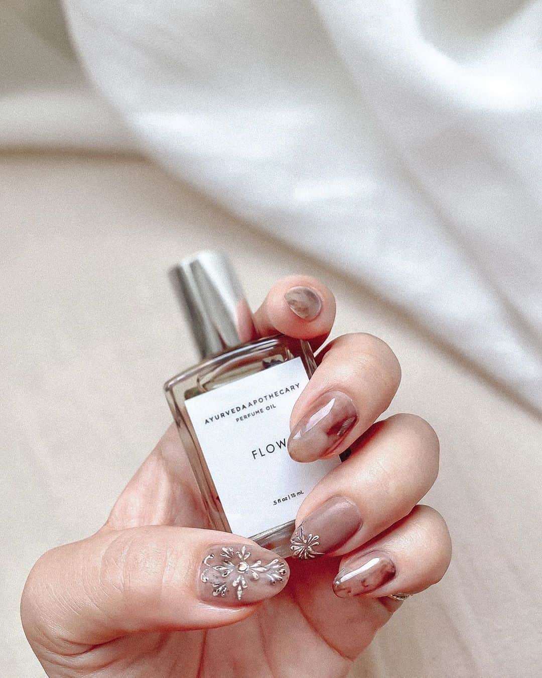 Manamiのインスタグラム：「new💅🏼 @moonlit_kaori 秋カラー大好き🍂🐿🤎  perfume oil @madebyyoke @madebyyoke_japan」