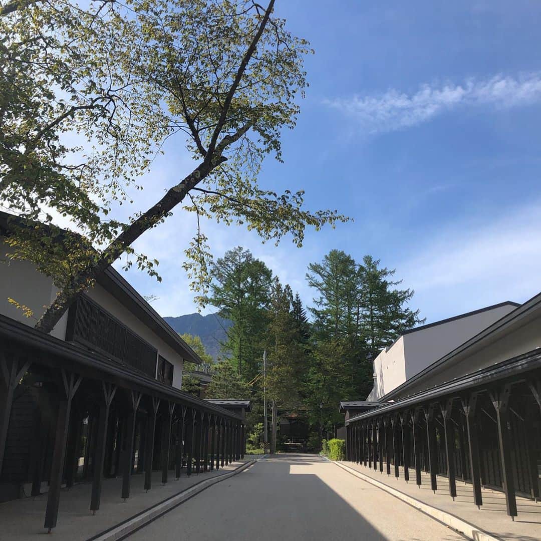 山田優依さんのインスタグラム写真 - (山田優依Instagram)「HoshinoResorts Alps . いつも星野に到着すると、すぐに浴衣に着替えて散策 . 朝はお食事前に温泉に入って、和朝食を頂いた後 また温泉に入って二度寝がルーティン☺️ . #Japan #Nagano #Alps #HoshinoResorts」9月6日 8時59分 - yui_gourmetwalker