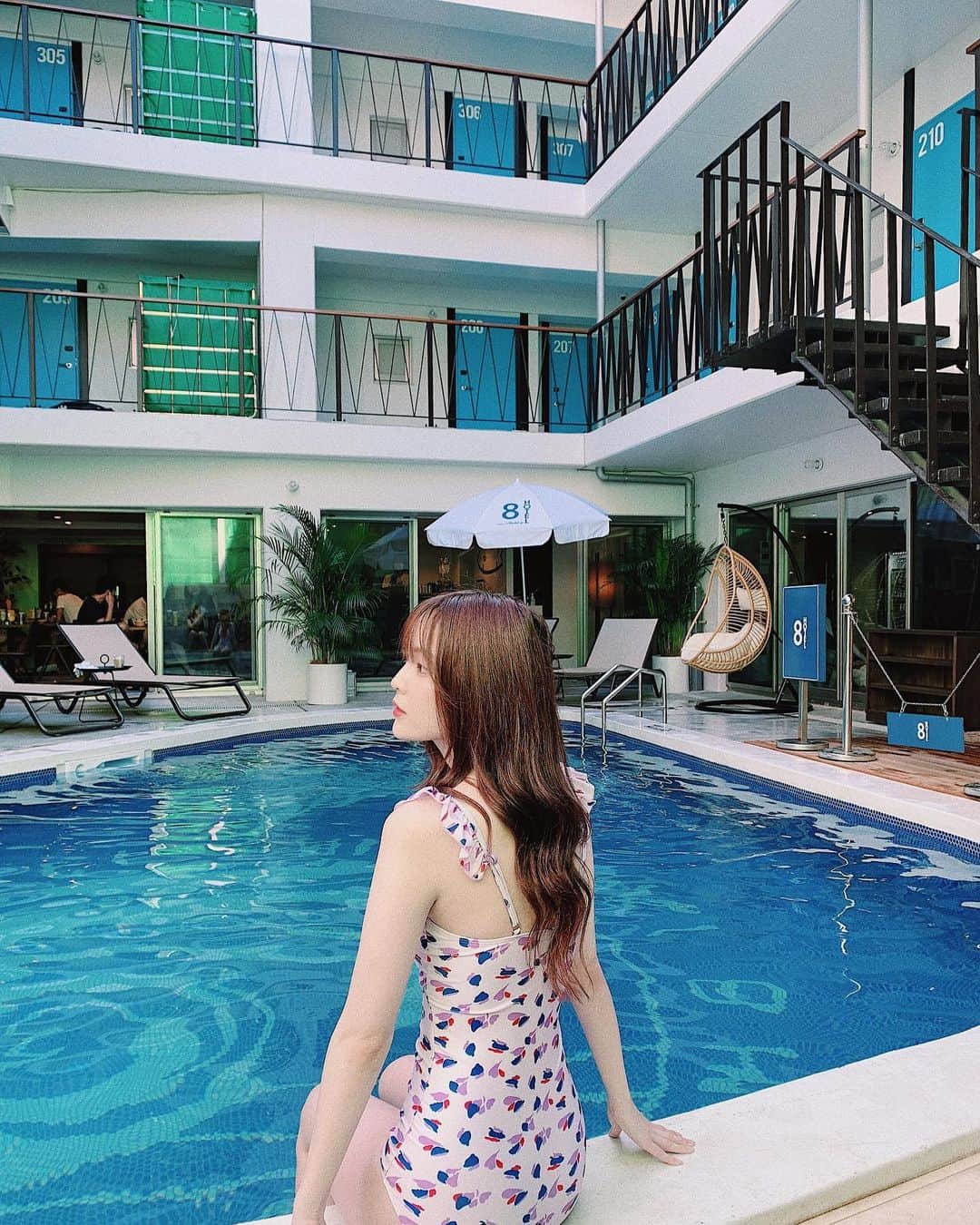 磯田 ひかる(Hikaru Isoda) のインスタグラム：「8Hotel Chigasaki🦋 映えなプールとサウナがあるよ🧖‍♀️(サウナの温度かなり高め) 茅ヶ崎、めっちゃいいとこだったからまた行きたいな~！！！ 初めてサーフィンもしたよ🏄‍♀️  #8hotel #8hotelchigasaki」