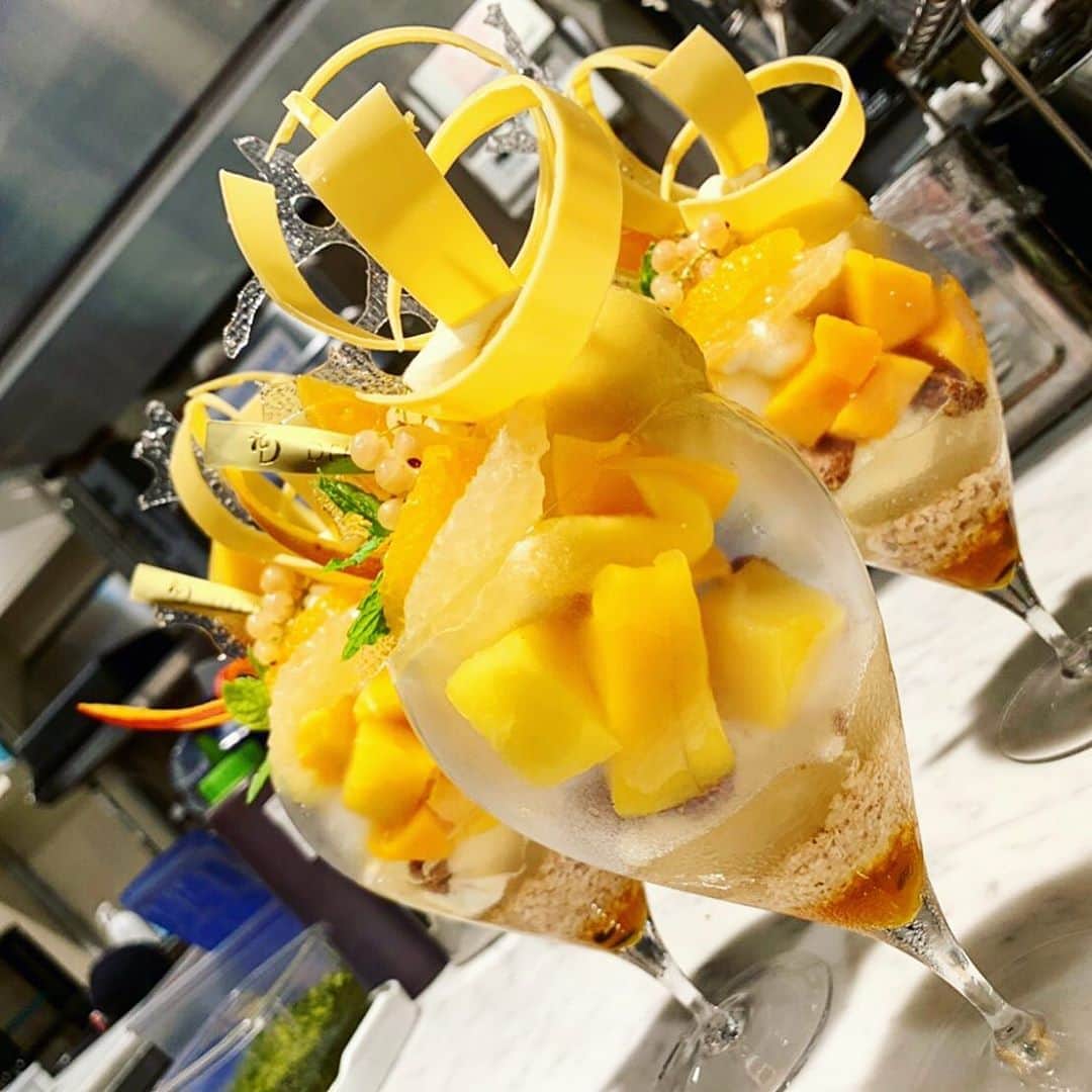 eguchikazuakiのインスタグラム：「おはようございます‼️﻿ 昨日もデリーモには沢山のお客様😁﻿ いつもほんとにありがとうございます‼️﻿ ﻿ 日比谷店はもうすぐパフェが新しくなるからか﻿ ペルメルエキゾチック沢山出ています🥭🥭﻿ 眩しいイエロー、黄色いのはパッションか⁉️﻿ ﻿ ヴァローナのインスピレーションをふんだんに使ったこのパフェ、これもチョコレートパフェです‼️﻿ ﻿ 目白では週末限定パフェも展開中ですよ。﻿ ﻿ 昨日は千葉で新しいIFBBプロが誕生しました﻿ 全くお菓子に関係ないですがめちゃくちゃモチベーション上がりました。﻿ 私も今月コンテストがあります﻿ 何回も何回もレシピを見直して必ずオーバーオールチャンピオンになれるように🥇🔥﻿ ﻿ 今日もデリーモ各店﻿ よろしくお願いします😊﻿  #delimmo #デリーモ #パッション #エキゾチック #マンゴー #チョコレート #チョコレートパフェ #ショコラティエ #IFBB #感動した #プロカード #パティシエ #コンテスト #頑張るぞ #私もほしい #プロカード獲得 #オーバーオール #優勝だ」