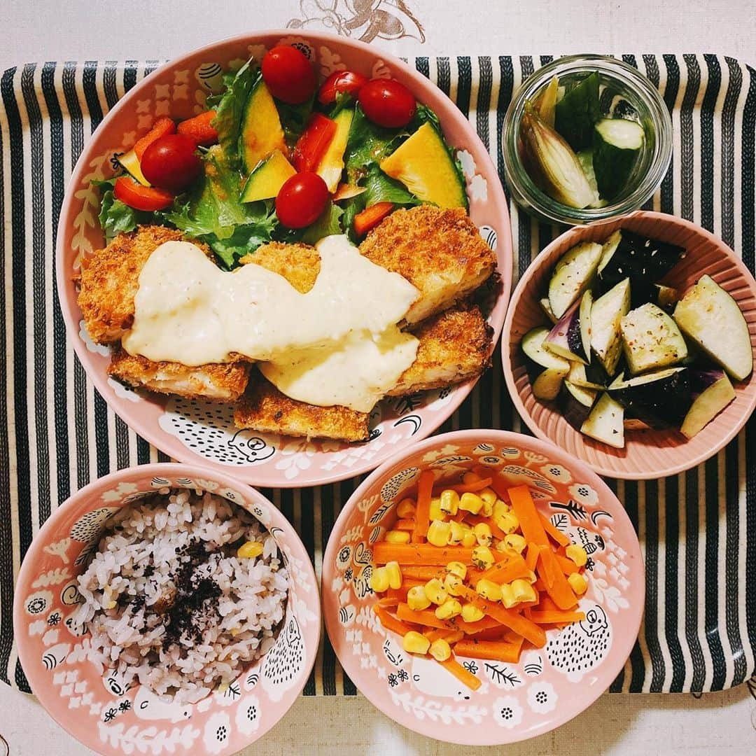 楠見藍子のインスタグラム：「きのうの#おうちごはん🍙🍴( ¨̮ )✩ トマトとパプリカは、お野菜好きの次男くんにほぼ奪われました。。 かわいいからゆるすよーーーヾ(*´∀｀*)ﾉ ではここで、5歳長男くんがどこかでいつのまにか覚えていた香水をお聴きください。 #香水#5歳#長男#歌#歌ってみた？#がっがーな #ママ#ごはん#息子#男の子兄弟#5歳#1歳」