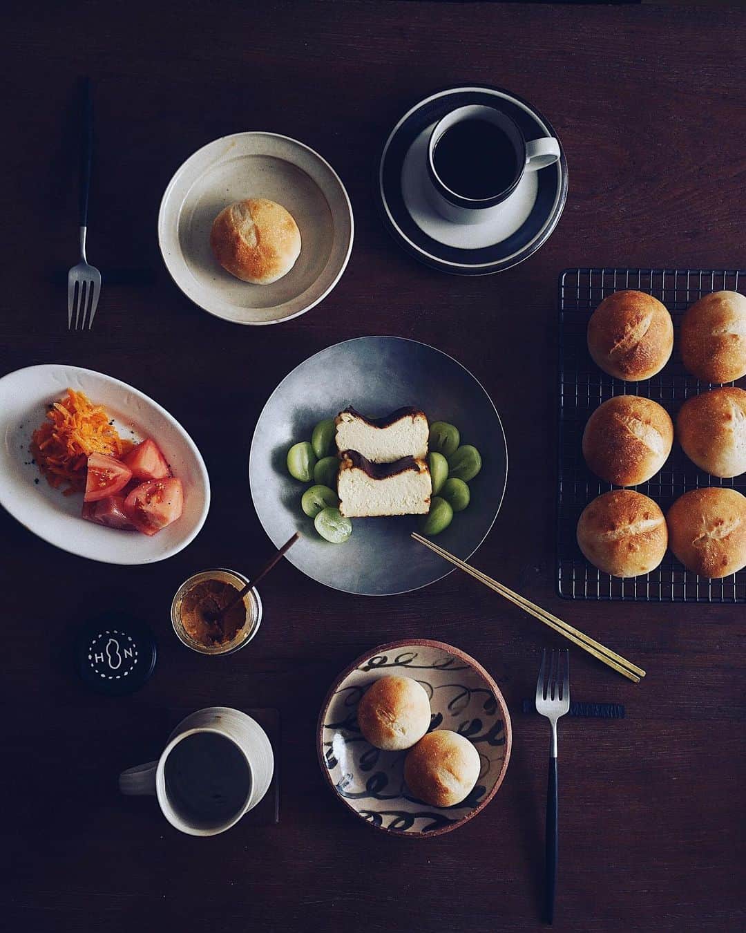 美紀のインスタグラム：「0806 T's breads morning  体調を崩して無理なく過ごし 今朝はTさんが丸パンを焼いてくれた  好物のシャインマスカットも 買ってきてくれて お礼にバスチーを焼いた 最近はパウンド型がお気に入り◎  冷蔵庫が空っぽだけど Tさんの焼きたてパンがあるだけで 幸せモーニングだよ  季節の変わり目 みなさんも体調には気をつけて  台風の被害がどうか 最小限でありますように 気をつけて過ごしてください  #Tさんの手作りパン」