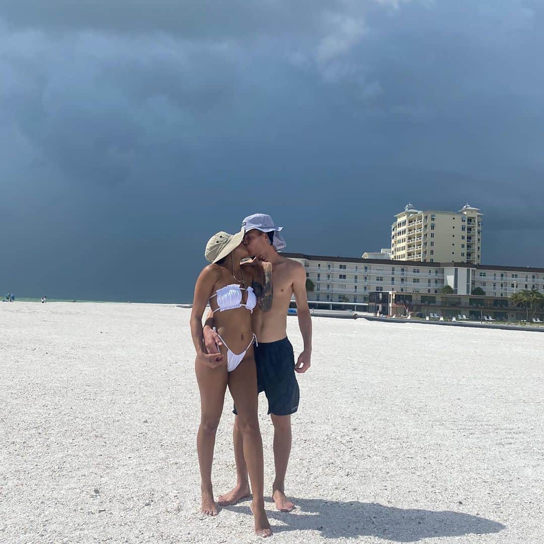 ジェイク・イラーディのインスタグラム：「When it rains it pours ⛈」