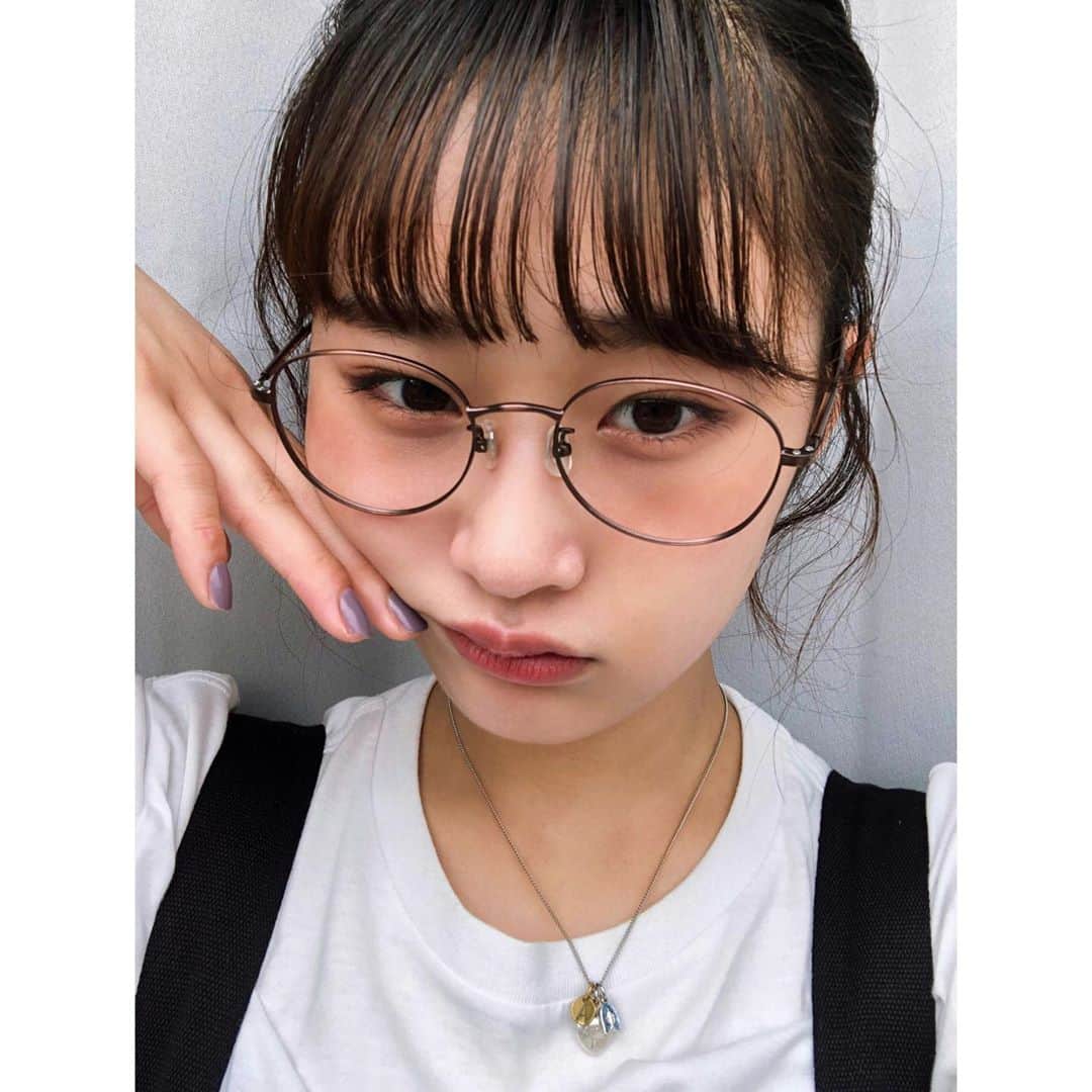 水嶋いとのインスタグラム：「・ 今日はメガネっ子の日 それとお気に入りのネイル💅 ・ ・ ・ #メガネ女子 #メガネ #three #スリー #ネイル」