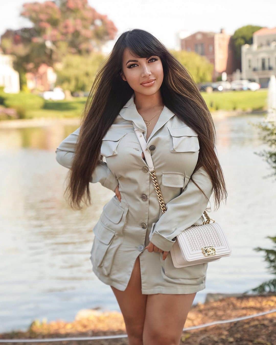 Aylen Aのインスタグラム：「@prettylittlething .. Happy with simplicity, appreciating life ✨ _ Search “Sage Green Woven Multi Pocket Detail Utility Dress”」