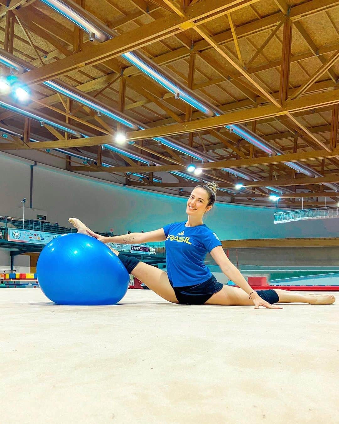 ナターリア・ガウジオのインスタグラム：「Mais uma semana de treinamentos da Missão Europa concluída!! Muitooo feliz e satisfeita com a evolução que estamos tendo nesses dias de treinos intensos!! Isso é resultado de muita dedicação de uma equipe incrível que está trabalhando com a gente incansavelmente!! Muito obrigadaaaa @monikagrd, @jcfisio10, @_nivaldoandrade, @rafaeljesus06, @ju.fajardo, @cbginastica, @timebrasil e todos os outros envolvidos!! 🙏🏻😍✨🤸🏼‍♀️💪🏻🇧🇷🇵🇹❤️ #love #training #focus #portugal #sangalhos #happiness #rhythmicgymnastics #flexibility #grateful #cbg #timebrasil #caixaesportes」