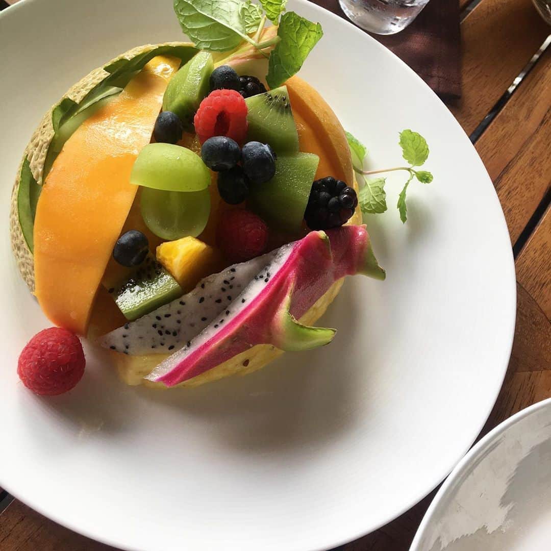 のインスタグラム：「#palacehoteltokyo  goodmorning☀️ フルーツたっぷりチャージして テラス席でって、まだ暑かったね😅」