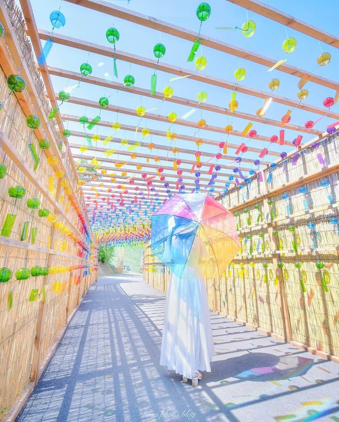のインスタグラム：「虹の風鈴は、音も見た目も爽やかでした . Location:滋賀 Shiga / Japan🇯🇵 Date:2020年9月 . #虹の風鈴 #虹 #しがトコ #art_of_japan_ #tokyocameraclub #dpj_member  #Lap_2020 #パワーフォト部 #LBJ_Legend #広がり同盟メンバー #IG_PHOS #photo_jpn #ptk_japan #pt_life_ #IGersJP #TandDフォトコンテスト2020 #discover #今こそ写真でつながろう #Rox_Captures #Japan_Daytime_View #ポトレ撮影隊 #screen_archive #good_portraits_world #HUEART_life #jp_portrait部 #jp_mood #reco_ig #season_girls_collection #japan_bestpic_ #retrip_nippon」