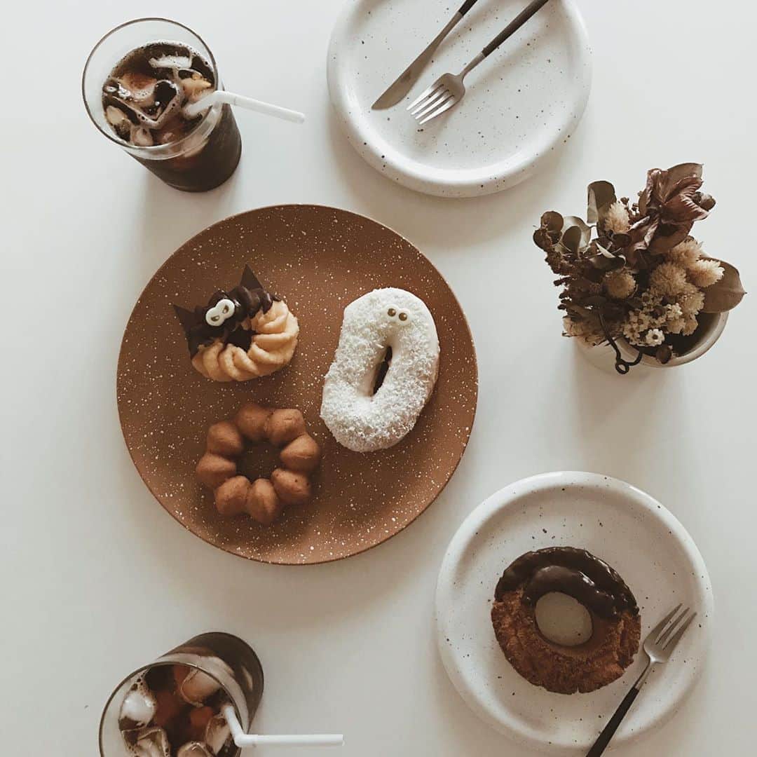 yuiのインスタグラム：「good morning🍩👻 まだまだ暑くて全然気分ではないけど、さっそくハロウィンドーナツ買ってしまいました。あとお芋🍠のやつもね。 今ならBOXが菅田将暉🙈 実は同じ高校出身なのが私の小さな自慢です🙊(けど年代は一切かぶってない...笑)」