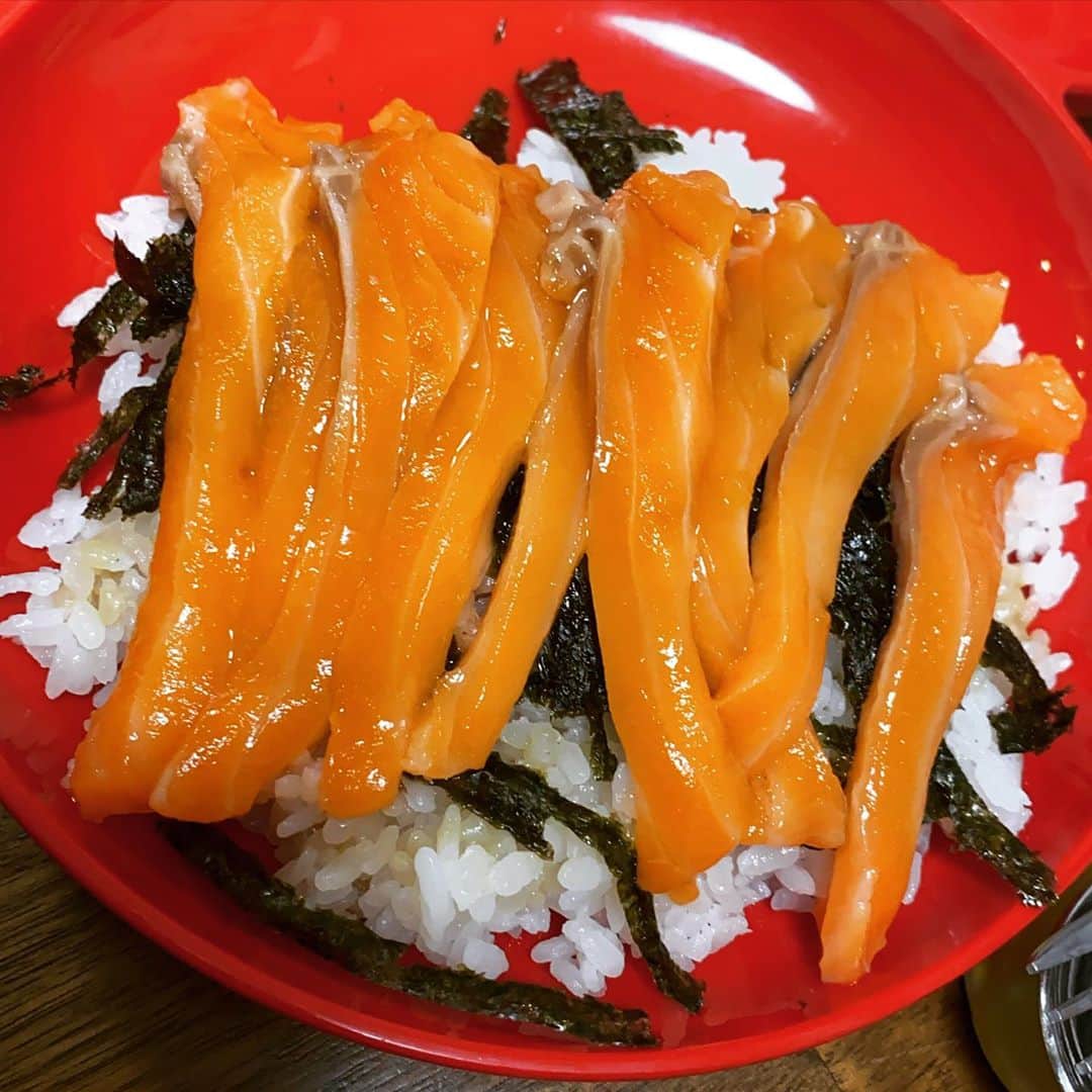 西山茉希さんのインスタグラム写真 - (西山茉希Instagram)「#西山食堂 #大阪のお土産が崎陽軒な件  リクエストのお刺身を丼とサラダへ。 チビーズへ感謝しNight。  #サーモン丼 #崎陽軒を蒸し焼きに #お刺身サラダ（塩だれキャベツでシャカ） #牛しゃぶ肉バジルおろし炊き （お肉にマキシマムで下味→だいこんおろしと炒めてゆく→バジルペースト、お醤油で味付け） #エリンギきゅうりの明太ツナ缶炒め （エシレバタープラスで）  ブドウの籠が届きまして。 気分が上々にあがりまして。 嬉しさがありました。  #餃子焼く #ロース肉焼く #梨ときゅうりのサラダシャカる #ポップコーンだす  謎に満腹が来ない夜。 キッチンとテーブルの往復数を数えればよかったです。  #ぶどうに混ざるオロナミンCのセンス #ありがとぉ #ぐんもです」9月6日 9時43分 - maki.nshiyama50