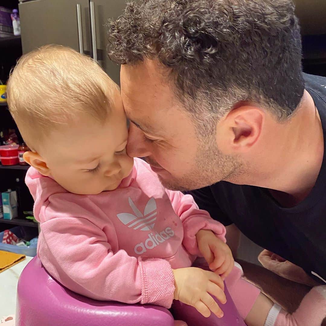 ジェニファー・ホーキンスのインスタグラム：「Happy 1st Dad’s Day! Thanks for being such a caring, loving and silly dad to Frankie. (And partner in crime w all things baby inc explosions from both ends daily- ETC!! 🙃)  We love you!! xx」