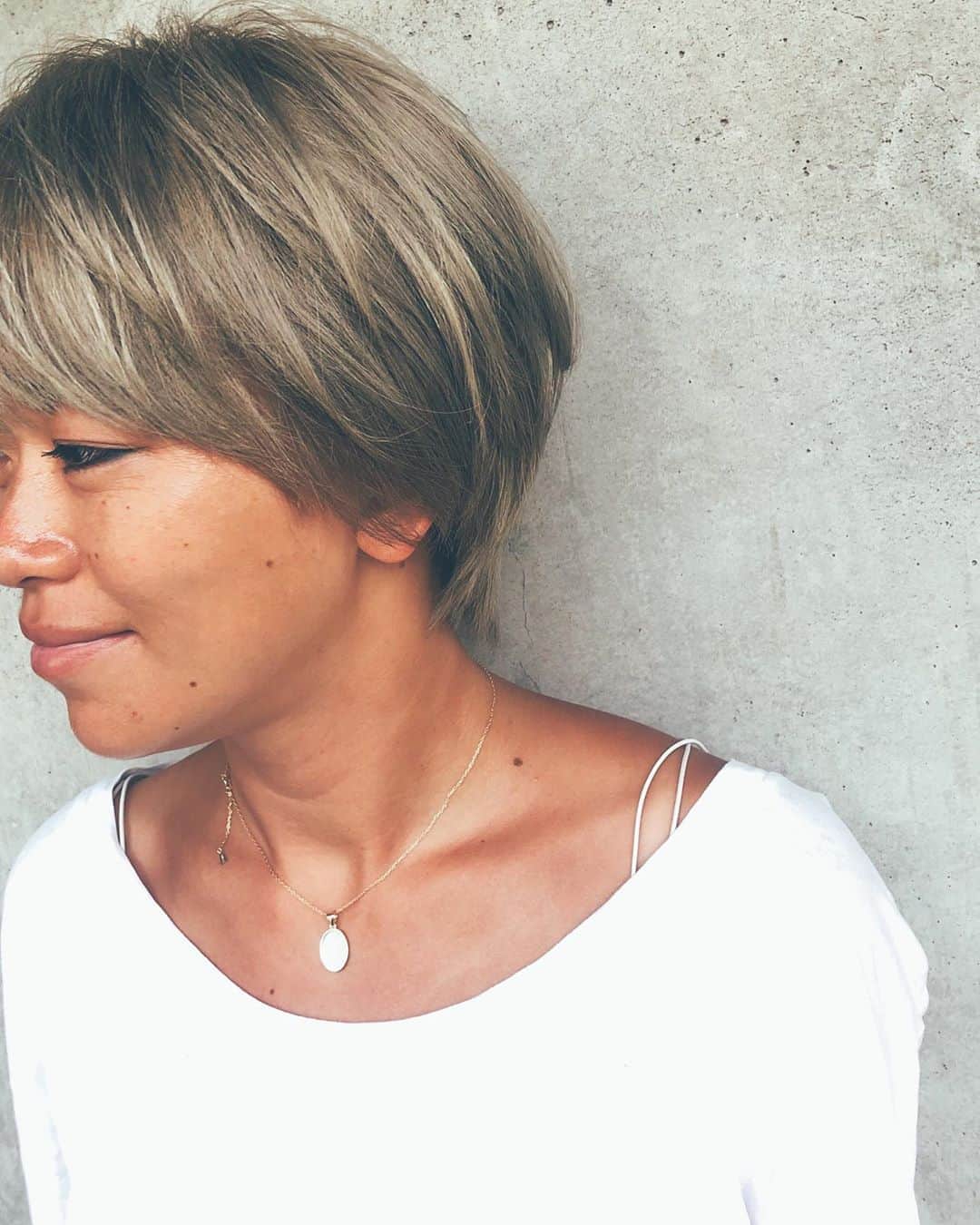 藤田敦子のインスタグラム：「ㅤ 界面活性剤、防腐剤、石油系溶剤、合成着色料などを使わない オーガニックヘアカラーをしてもらいました。 ㅤ なんと、製造工程の中でも化学物質を使ってないんだとか。  ハイトーンなのでそういうのできるのかなぁと思ってましたが 見事に綺麗なカラーにしてもらえた😘 ㅤ 海に行くから落ちることを前提に、 すこししっかり色を入れていただいてます♪ ㅤ @tomotta が教えてくれたよー！ いつも素敵な情報ありがとう❤️ ㅤ #日焼けしてホクロ増えた」