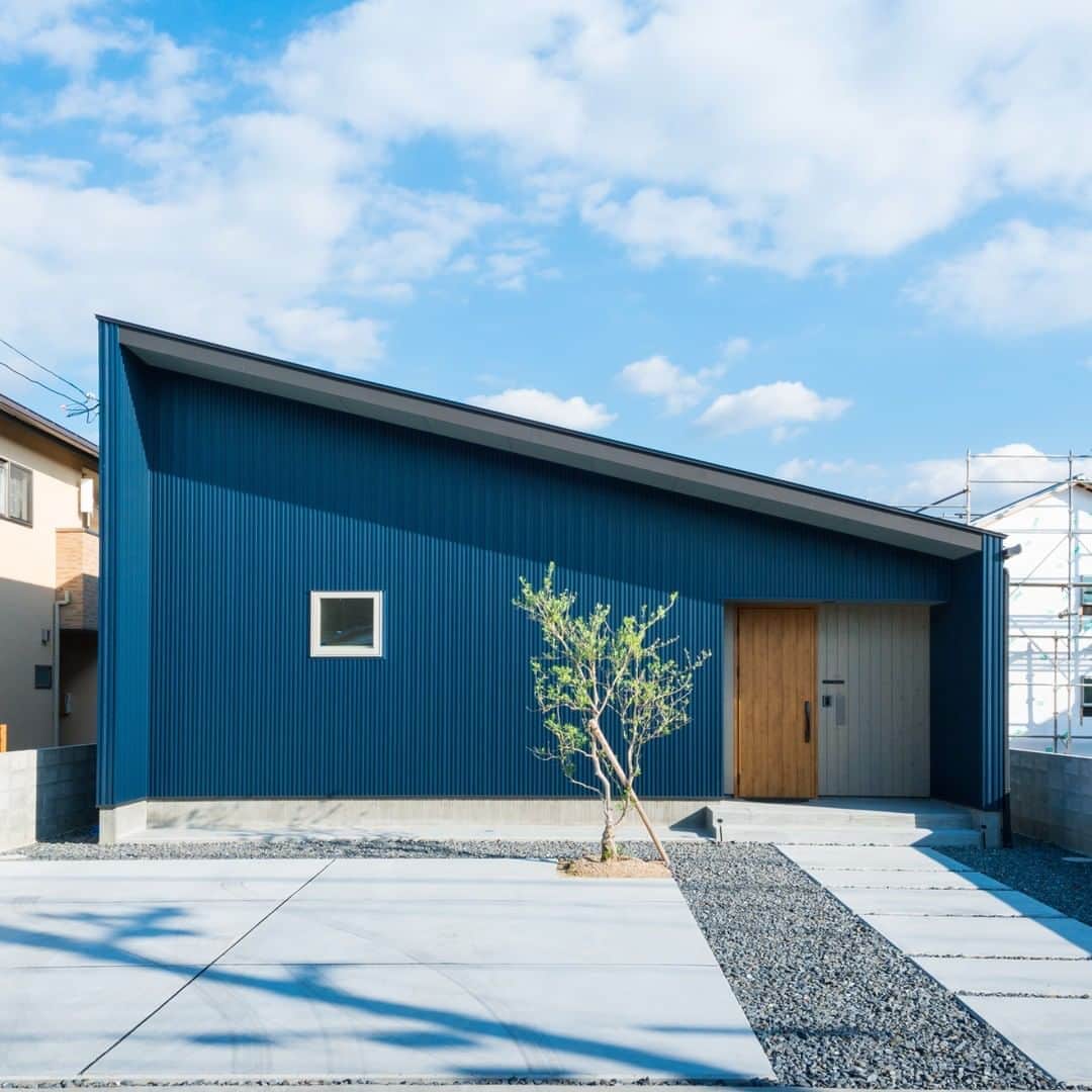 コラボハウス一級建築士事務所さんのインスタグラム写真 - (コラボハウス一級建築士事務所Instagram)「⠀ 徹底したのは”シンプルであること”⠀ 珍しいジャンブルーのガルバリウムを使用。⠀ 反対色の木目ドアを用いてアクセントにしています。⠀ ・⠀ ・⠀ 他にもたくさんのお家を⠀ ホームページの施工例でご紹介しています。⠀ @collabo_house からご覧ください。⠀ #外観 #ファサード #片流れ屋根 #ガルバリウム #シンプル #軒天 #玄関 #オールドパイン #板張 #平屋 #モルタル #自分らしい暮らし #デザイナーズ住宅 #注文住宅新築 #設計士と直接話せる #設計士とつくる家 #コラボハウス #インテリア #愛媛 #香川 #新築 #シンボルツリー #注文住宅」9月6日 10時00分 - collabo_house