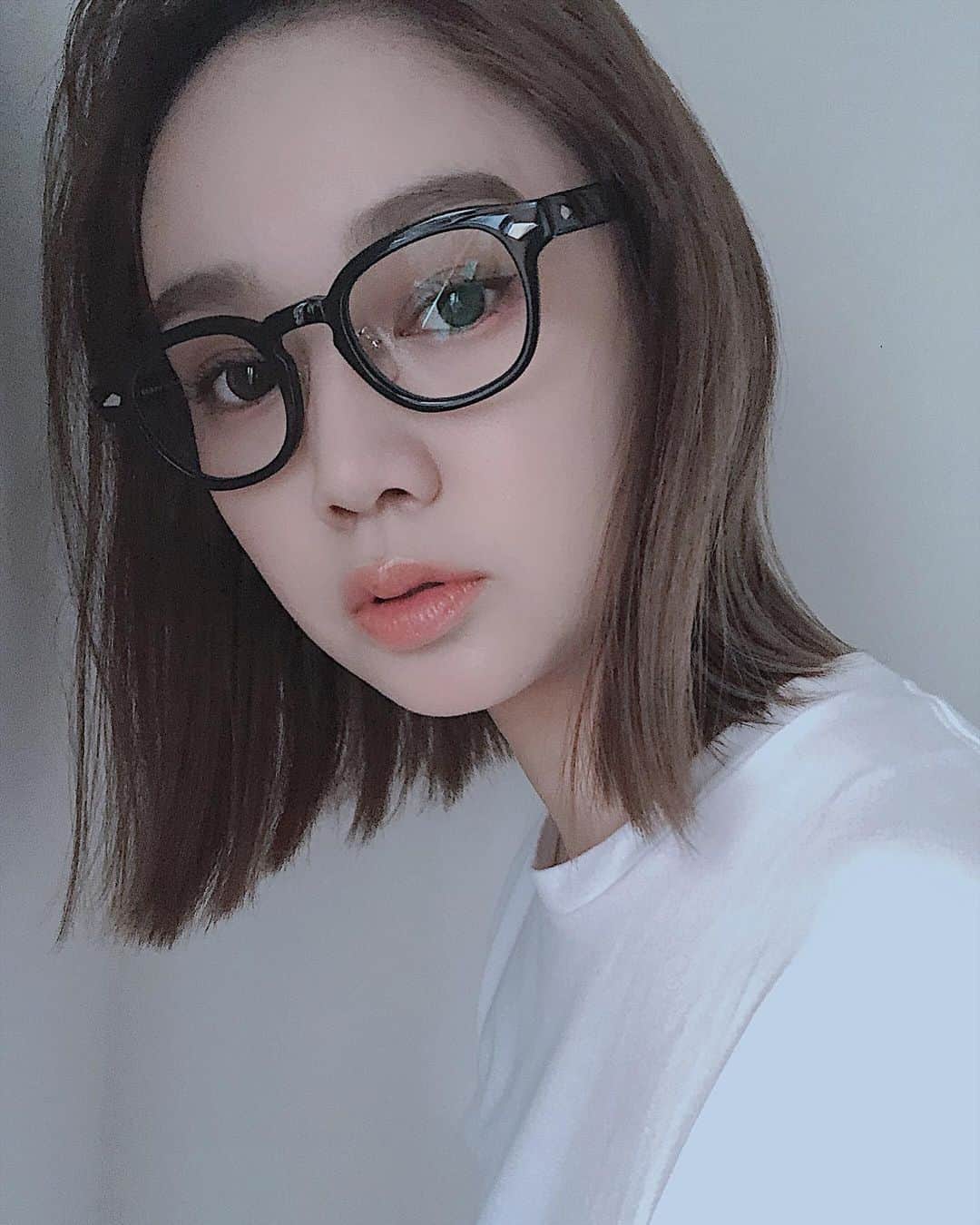 西本早希のインスタグラム：「・ ・ 泣きながら笑った瞬間を覚えてる。  さまざまな感情が混ざり合う毎日、 すべての瞬間 マイナスな感情もプラスの感情も  すべてがきっと愛おしく、微かな熱を帯びている。  今回も素敵なワードが並ぶUZUの38°C/99°F LIPSTICK〈YOU〉リップコレクション🥺💋  全7色で わたしは いつもはつけないベージュを。  -1のコーラルベージュだけだと  わたしの顔色は くすんで見えてしまうので  -0.5のシアーグレイを重ねて 少し落ち着いたベージュに。  ・ この-0.5が 何に重ねても可愛くて  かなり使えると思ってる 🤦🏻‍♀️♡ ・ ・ ・ #あなたの心が色づく瞬間はいつもすぐそばに #UZU #YOU #リップスティック  #9月2日から新宿伊勢丹先行発売開始 #全国発売開始は9月18日から」