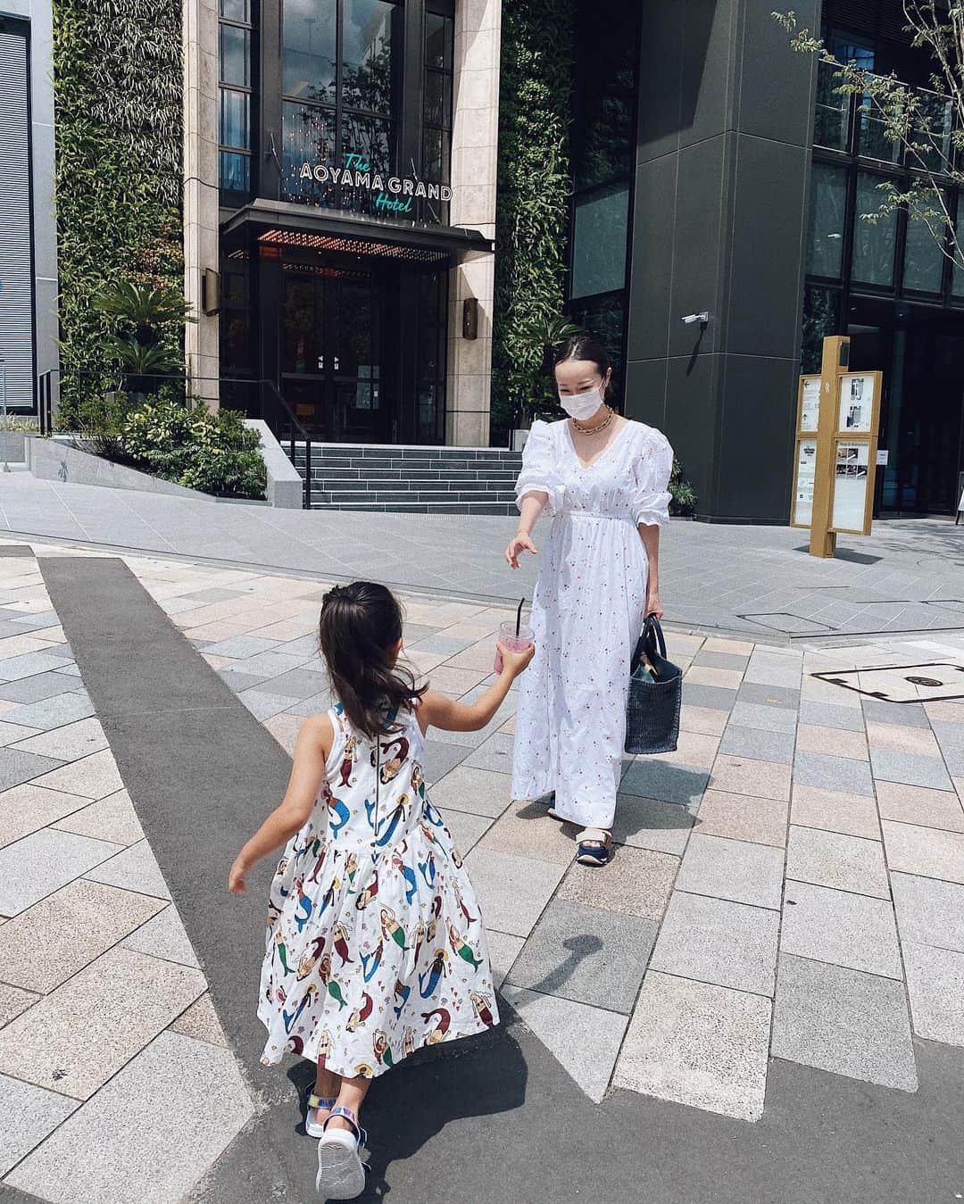 翁安芸さんのインスタグラム写真 - (翁安芸Instagram)「スムージーを分けてくれる娘🍓🍯💕 #momanddaughter #tokyo #weekend」9月6日 9時56分 - akinyc