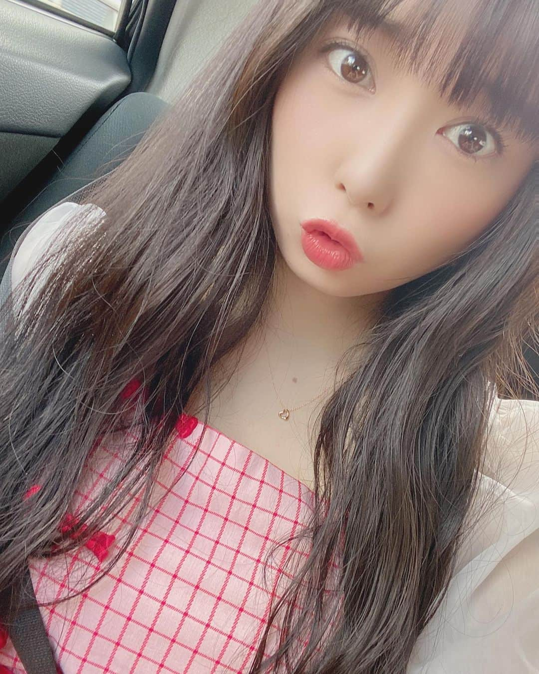 佐藤夢さんのインスタグラム写真 - (佐藤夢Instagram)「おはもんもーん😘💓  最近ふわふわヘアーお気に入り❣️ でも家出たら、ふわふわなるなる🥺  なんかいいアイデアなきかな？ ヘアオイルも新しいの欲しい〜💇‍♀️✨  #グラビア　#軟乳　#ヘアアレンジ #大阪で一番可愛い子」9月6日 9時57分 - dreamsatoo