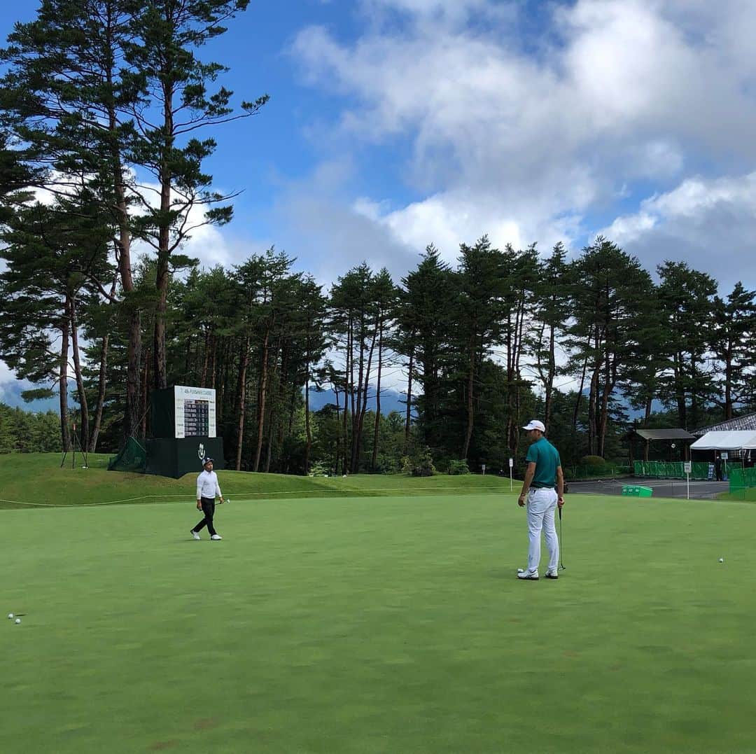  JGTO 男子プロゴルフツアーさんのインスタグラム写真 - ( JGTO 男子プロゴルフツアーInstagram)「『フジサンケイクラシック』大会最終日がスタートしました！⛳️ 当初、雨模様でしたが、いい天候へ変わり、現在熱い戦いが繰り広げられています☀️👍 今年の『フジサンケイクラシック』を制するのは？！ #jgto #golftournaments #golfer #男子ゴルフ #フジサンケイクラシック #フジサンケイ #サンスポ #フジテレビ #富士桜カントリー倶楽部」9月6日 10時08分 - japangolftour