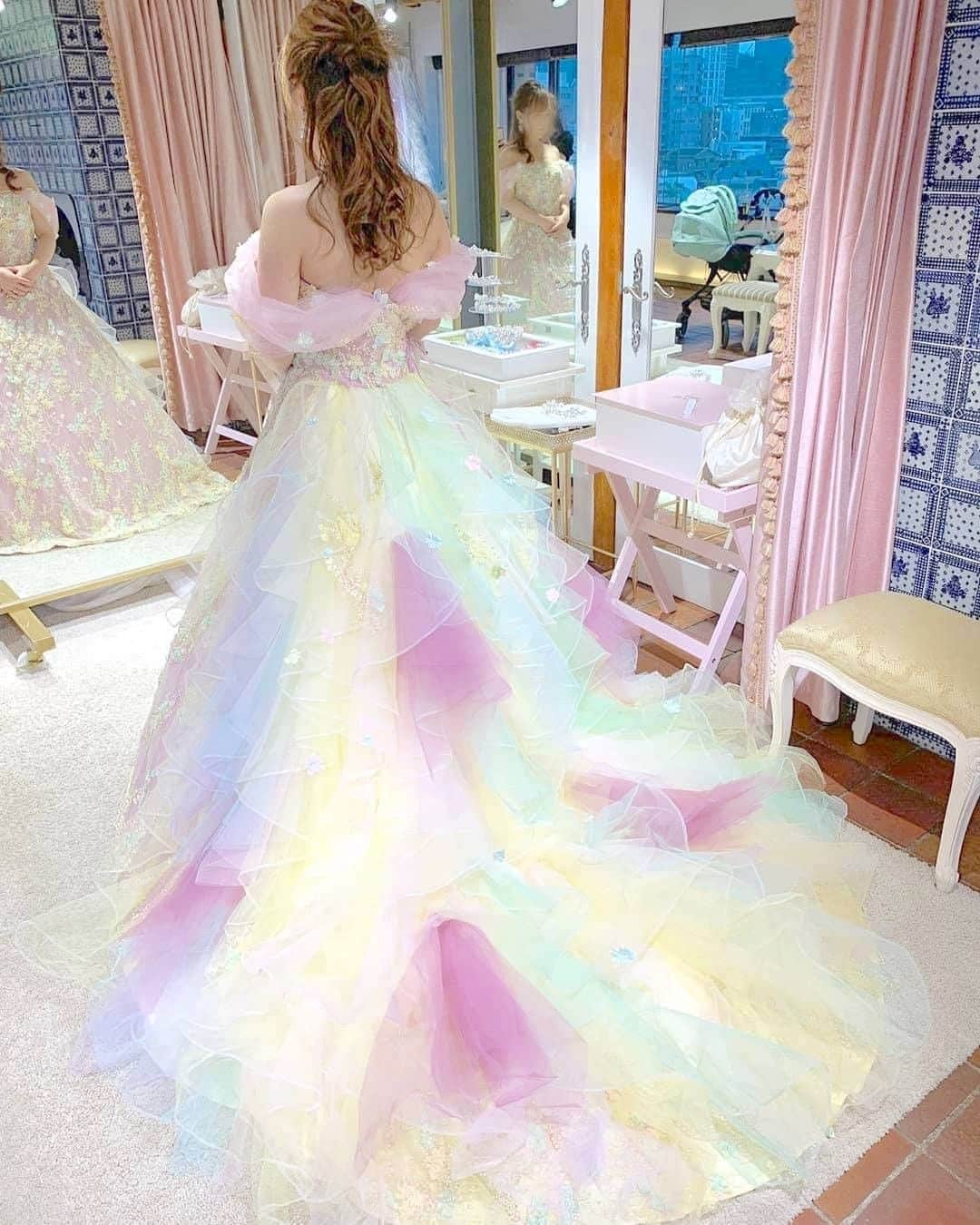 ♡プラコレWedding·⋆*さんのインスタグラム写真 - (♡プラコレWedding·⋆*Instagram)「@placolewedding【#Dressy花嫁 】【#プラコレ】をつけて投稿&フォローしてね♩ . ＝＝＝＝＝＝＝＝ . 夏にぴったりな 甘くて可愛いカラードレス🧚‍♀️💕 ふわっとドレスが揺れる姿は まるで妖精のよう...！  その可愛らしいデザインは ゲストまでも魅了します✨ 『360度、どこから見ても可愛い』を 実現しましょ👗 . ＝＝＝＝＝＝＝＝ 👗Photo by... 1枚目>@haruno45 さん 2枚目>@manaha_boy.0522 さん 3枚目>@yukinko_wedding2020 さん 4枚目>@ibrides_dress_shop さん ＝＝＝＝＝＝＝＝ 『#Dressy花嫁』『#プラコレ』の ハッシュタグをつけて写真をUPしてね✦ 花嫁アプリ『Dressy by プラコレ』の 記事に掲載＆リグラムされるかも♩ . みなさまからのいいねや保存 コメントをお待ちしています♥ 「このウェディングドレス可愛い！」 「ヘアスタイルも気になる！！」 「今の花嫁さんの流行りは！？」etc. . ＝＝＝＝＝＝＝＝ 花嫁アプリでは、 プロのアドバイザーに結婚式の相談を何度でも♡ ウェディングドレスの記事や、 自分のウェディングレポを残せちゃう♡” . ＞＞＞TOPのURLからcheck ⋈ @placolewedding ＞＞＞結婚のご相談は プラコレウェディングアドバイザーへ♡ @wedding_adviser ＞＞＞ウェディングレポを残したいなら、 farny by プラコレをcheck ✎ @farny_wedding ＞＞＞ウェディングアイデア＆DIYは ドレシーアイデアcheck ❁ @dressy_idea >>>素敵なドレスに出会いたい花嫁さま♡ @dressyonline_をcheck . ＝＝＝＝＝＝＝＝＝＝＝＝＝＝＝＝ . #プレ花嫁 #卒花 #花嫁 #卒花嫁 #結婚 #結婚式 #結婚準備 #花嫁準備 #weddingtbt #ウェディングドレス #カラードレス #トータルコーディネート #花嫁コーディネート #試着レポ #farnyレポ #2020冬婚 #2020秋婚 #2021春婚 #そよ風ドレス  #シャーベットカラー #レインボードレス #お色直し #中座 #花嫁スタイル #披露宴 #チュールドレス」9月6日 10時00分 - placole_dressy