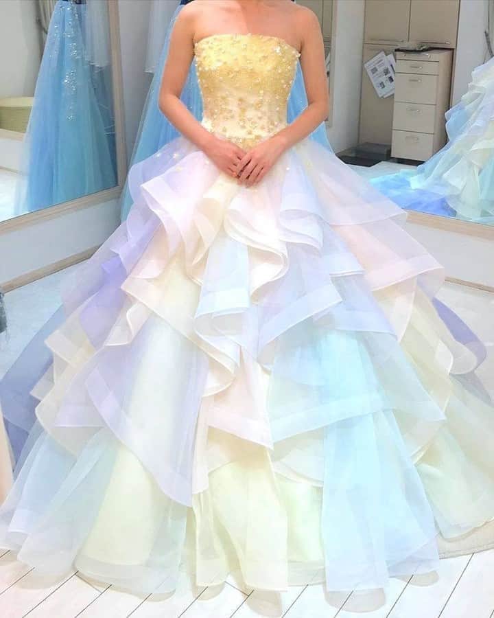 ♡プラコレWedding·⋆*さんのインスタグラム写真 - (♡プラコレWedding·⋆*Instagram)「@placolewedding【#Dressy花嫁 】【#プラコレ】をつけて投稿&フォローしてね♩ . ＝＝＝＝＝＝＝＝ . 夏にぴったりな 甘くて可愛いカラードレス🧚‍♀️💕 ふわっとドレスが揺れる姿は まるで妖精のよう...！  その可愛らしいデザインは ゲストまでも魅了します✨ 『360度、どこから見ても可愛い』を 実現しましょ👗 . ＝＝＝＝＝＝＝＝ 👗Photo by... 1枚目>@haruno45 さん 2枚目>@manaha_boy.0522 さん 3枚目>@yukinko_wedding2020 さん 4枚目>@ibrides_dress_shop さん ＝＝＝＝＝＝＝＝ 『#Dressy花嫁』『#プラコレ』の ハッシュタグをつけて写真をUPしてね✦ 花嫁アプリ『Dressy by プラコレ』の 記事に掲載＆リグラムされるかも♩ . みなさまからのいいねや保存 コメントをお待ちしています♥ 「このウェディングドレス可愛い！」 「ヘアスタイルも気になる！！」 「今の花嫁さんの流行りは！？」etc. . ＝＝＝＝＝＝＝＝ 花嫁アプリでは、 プロのアドバイザーに結婚式の相談を何度でも♡ ウェディングドレスの記事や、 自分のウェディングレポを残せちゃう♡” . ＞＞＞TOPのURLからcheck ⋈ @placolewedding ＞＞＞結婚のご相談は プラコレウェディングアドバイザーへ♡ @wedding_adviser ＞＞＞ウェディングレポを残したいなら、 farny by プラコレをcheck ✎ @farny_wedding ＞＞＞ウェディングアイデア＆DIYは ドレシーアイデアcheck ❁ @dressy_idea >>>素敵なドレスに出会いたい花嫁さま♡ @dressyonline_をcheck . ＝＝＝＝＝＝＝＝＝＝＝＝＝＝＝＝ . #プレ花嫁 #卒花 #花嫁 #卒花嫁 #結婚 #結婚式 #結婚準備 #花嫁準備 #weddingtbt #ウェディングドレス #カラードレス #トータルコーディネート #花嫁コーディネート #試着レポ #farnyレポ #2020冬婚 #2020秋婚 #2021春婚 #そよ風ドレス  #シャーベットカラー #レインボードレス #お色直し #中座 #花嫁スタイル #披露宴 #チュールドレス」9月6日 10時00分 - placole_dressy