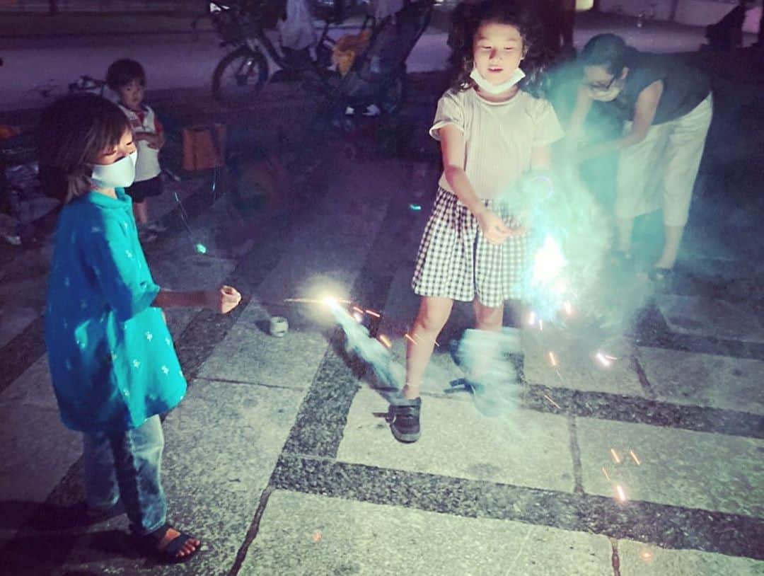 SAYUKIさんのインスタグラム写真 - (SAYUKIInstagram)「一緒に遊べなかった夏の終わりに、８月末まで花火OKの駒沢公園で花火をしました。 母達が友達だから生まれた時からの仲。みんなのちょっとした成長が嬉しい。 去年もここで花火したから今年も出来て良かった。毎年恒例に出来たらいいな。  #花火　#fireworks #駒沢公園　#幼馴染　#最後の目がピカー🤩😂w」9月6日 10時02分 - sayukisvoice