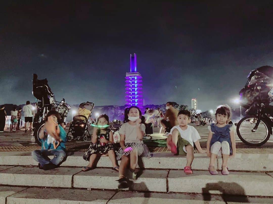 SAYUKIさんのインスタグラム写真 - (SAYUKIInstagram)「一緒に遊べなかった夏の終わりに、８月末まで花火OKの駒沢公園で花火をしました。 母達が友達だから生まれた時からの仲。みんなのちょっとした成長が嬉しい。 去年もここで花火したから今年も出来て良かった。毎年恒例に出来たらいいな。  #花火　#fireworks #駒沢公園　#幼馴染　#最後の目がピカー🤩😂w」9月6日 10時02分 - sayukisvoice