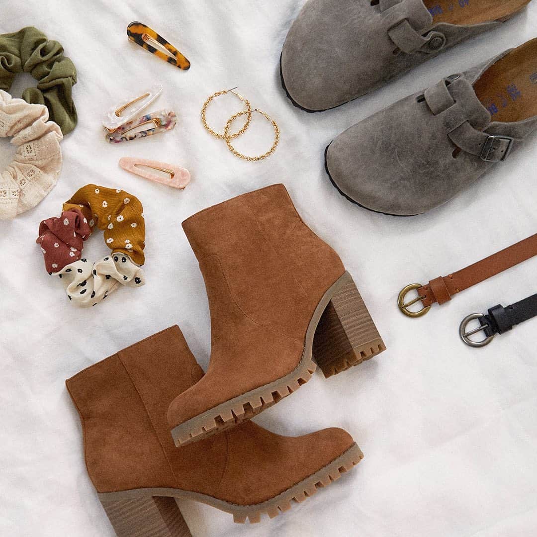 のインスタグラム：「Feelin’ groovy? Tap to shop that ‘70s trend! Plus, don’t miss out on all the accessories to make your look outta sight, ya dig? ✌️」