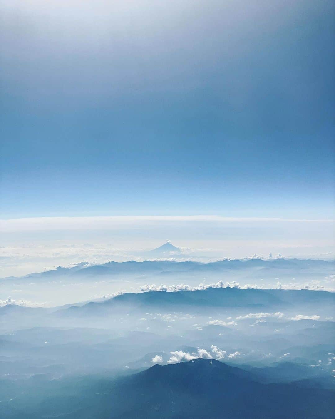 のインスタグラム：「. ✈︎✈︎✈︎✈︎✈︎✈︎✈︎✈︎ . 機内からの富士山🗻 . 拡大したら頂からぴょこんとまん丸く煙が。 ＿＿＿＿＿＿＿＿＿＿＿＿＿＿＿＿＿＿＿＿＿＿＿＿＿ #trip #travel #airplane #sky #blue #mountain #mtfuji #fuji #beautiful #morning #ana #japan #旅行 #旅 #飛行機 #雲 #空 #富士山 #山 #おでかけ #夏休み #日本」