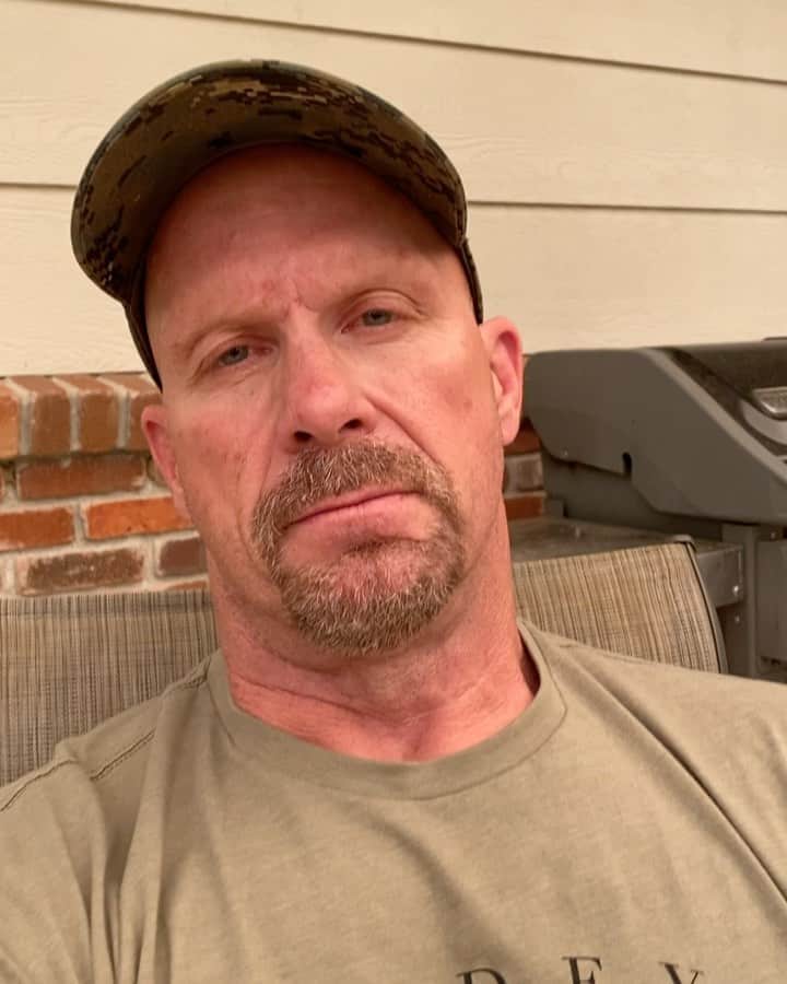 ストーン・コールド・スティーブ・オースチンのインスタグラム：「Cheers from the Broken Skull Ranch!!! Swig of Beer!」