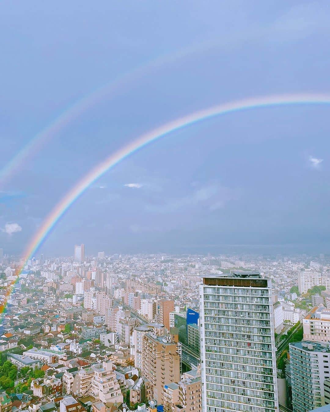 鮎河ナオミのインスタグラム：「Morning❣️ 今朝 @amaricn が送ってくれたダブルレインボーの写真🌈🌈みんなにもシェア❤️💛🧡 . . . . . #台風気をつけてね #レインボー #ダブルレインボー #虹 #happiness #imisshawaii #🌈」