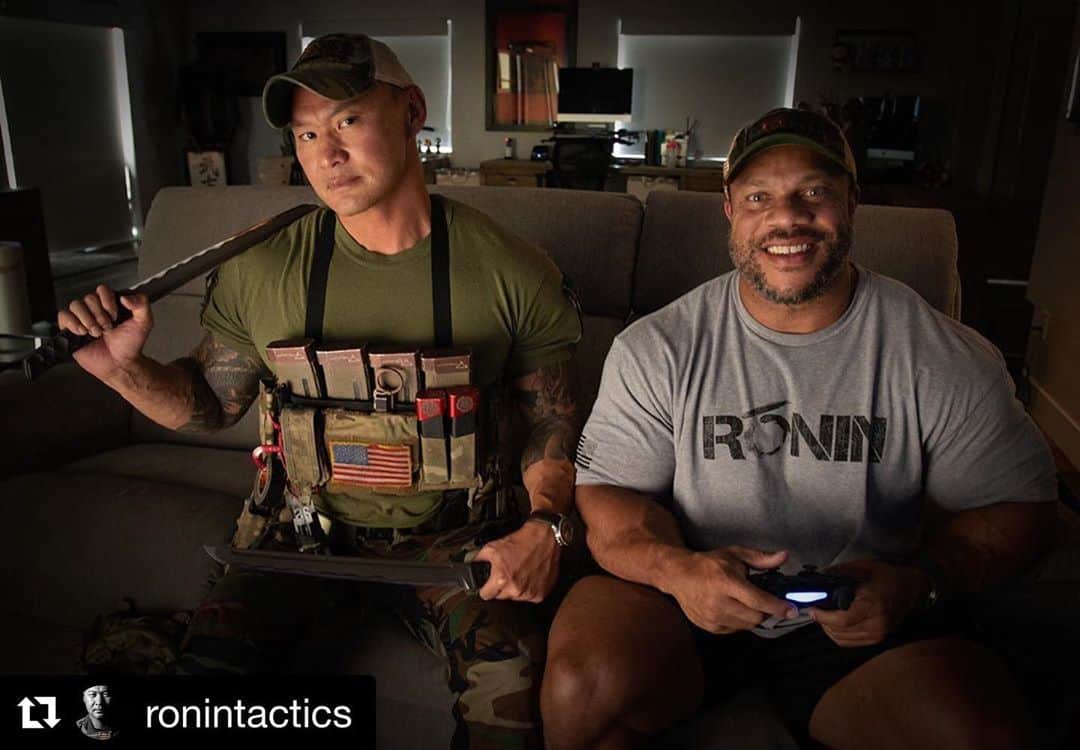 Phil Heathのインスタグラム：「My Brother @ronintactics making sure my @callofduty K/D Ratio is on point haha. Always a pleasure to spend time with Tu and his wonderful Wife Ruthie as Shurie and I came by to get some back and shoulders in and figured why not close out the session with some Warzone too! #philheath #TuLam #Ronin #cod #modernwarfare #warzone #callsign #HulkStrong #PS4 #gamer   #Repost @ronintactics ・・・ When a RŌNIN watches @philheath 7x Mr. Olympia play RŌNIN in warzone. “Don’t fear death, fear me.” #callofduty #modernwarfare #warzone #americanronin🇺🇸 #tulam #ronintactics」
