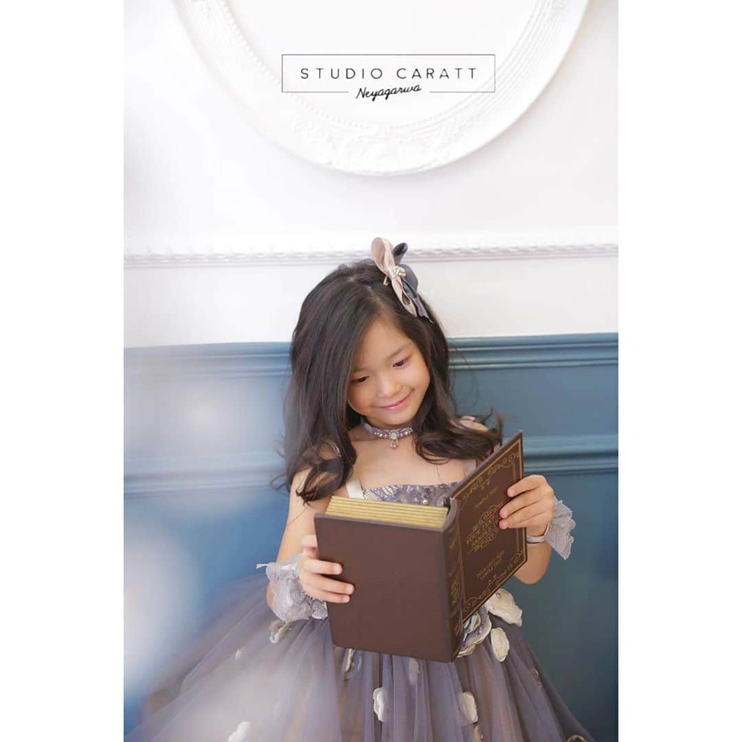 のインスタグラム：「. . とっても大人っぽくてドレスと雰囲気がぴったりでした♡ ご来店ありがとうございました❃ . .  ✓大人気データパックプラン◎ 全カットデータが付いてくるお得なプラン♩.｡ お得なお値段で撮影出来るのは9月13日(日)までとなっております☺︎ . お値段が上がる前に上記日程までのご撮影がオススメになっております🤎 さらに、七五三お参り着物レンタルもお値段が上がり、お着物がご成約で埋まりますので、お早めのご撮影・レンタルがオススメです✲*ﾟ . . #スタジオキャラット #スタジオキャラット寝屋川 #キャラット #キャラット寝屋川 #フォトスタジオ #キッズフォトスタジオ #キッズスタジオ #フォト #フォトジェニック #フォトグラファー #ファインダー越しの私の世界 #カメラマンさんと繋がりたい #カメラ好きな人と繋がりたい #おしゃれさんと繋がりたい #写真好きな人と繋がりたい #写真で伝えたい私の世界 #写真は心のシャッター #七五三 #七五三前撮り #七五三3歳 #七五三フォト #七五三撮影 #七五三女の子 #女の子ママ #関西ママ」