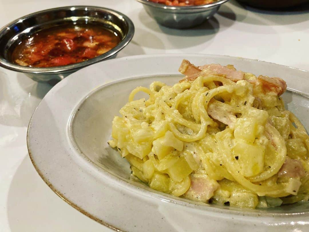 酒井莉加のインスタグラム：「この間娘にリクエストされたカルボナーラ。 ジャガイモが食べたい！ジャガイモでカルボナーラにして！  カルボナーラはあまり作らないけど、子供が食べたいなら💪  冷製トマトスープと。 美味しかった❤️  #パスタはカルボナーラ派  #娘　#私はトマトクリーム派」