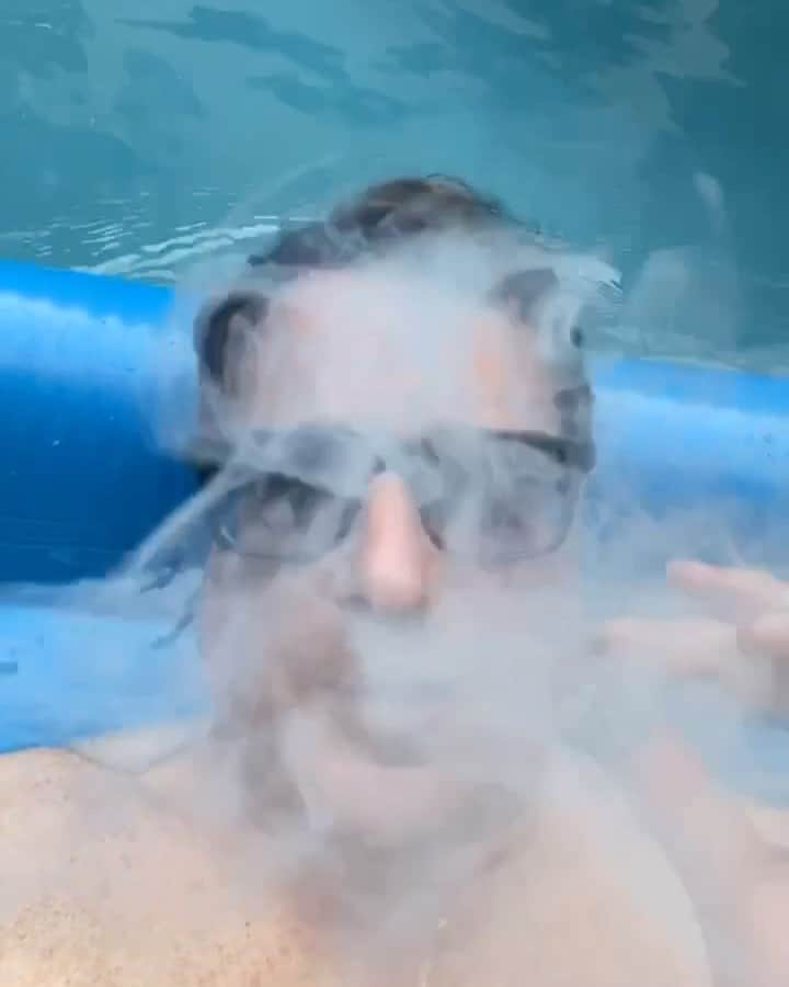 ボブ・サゲットのインスタグラム：「#saturday BTW guys, I appreciate your concern in the comments and yes, it is not good to smoke – – but the disclaimer from cigar smokers is “I’m not inhaling” like cigarettes or pot. It just relaxes me. But I hear you all and appreciate your concern. Sending love to all of ya.」