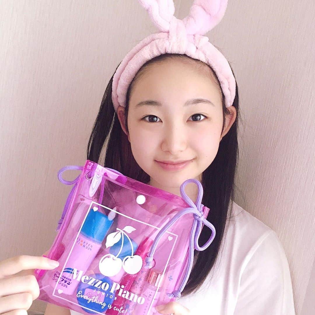ニコ☆プチのインスタグラム：「アヤメのふろくの使い方❣️ アヤメはなんとお家用にカスタマイズしてくれたよ〜っ😳 スキンケアグッズにもちゅーもくっ👀💟  思い切って紐をカスタマイズしてお家用にしました🏠 ナイトルーティーンで使う物を入れました🌙 中身は、 化粧水 保湿用ローション リップ ワセリン まつげ美容液 爪の美容液 ニキビのお薬 だよ〜❕ 眠いとサボっちゃおうかな？って思う時もあるけど 透明で中身が見えるし、縦に入れられるのが気に入ってるんだ💗 色も綺麗だから、さあやるぞ☆って気になるよっ🐰  #ニコプチ #ニコプチふろく #プチモのふろくの使い方  #ニコプチふろくのある生活  #メゾピアノジュニア #mezzopianojunior  #ふろく #川合菖蒲」